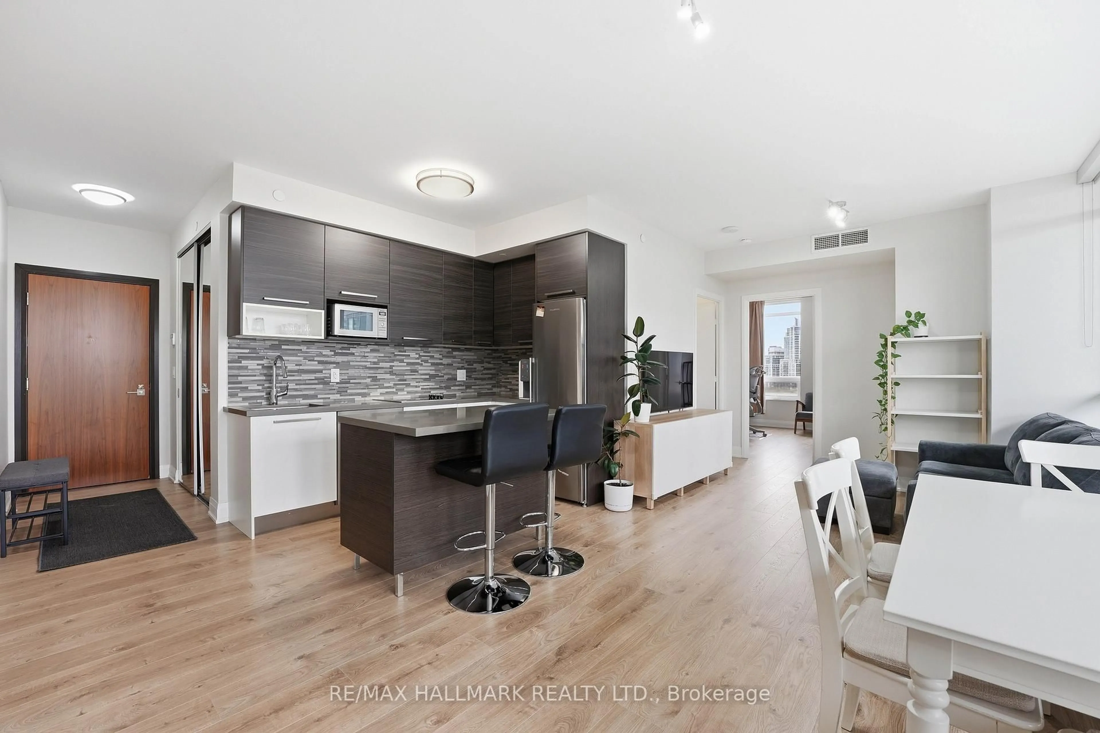 Open concept kitchen, wood/laminate floor for 36 Park Lawn Rd #710, Toronto Ontario M8Y 0E5