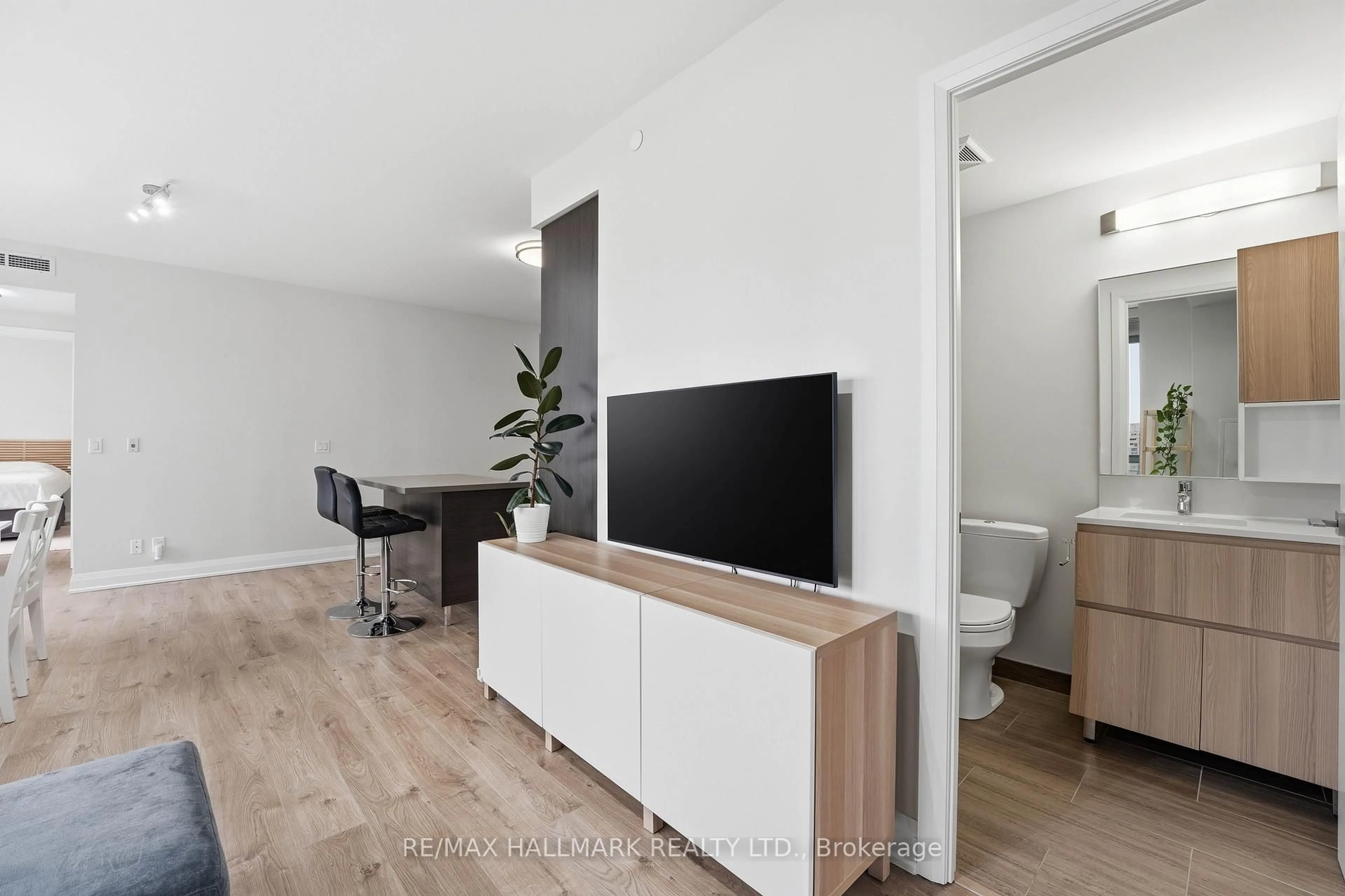 A pic of a room for 36 Park Lawn Rd #710, Toronto Ontario M8Y 0E5