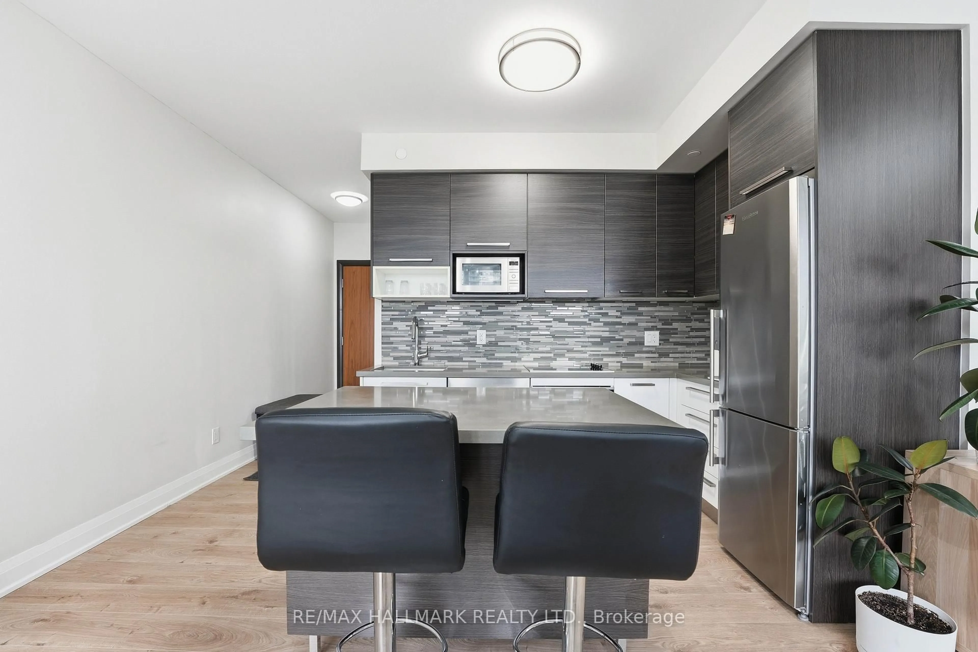 Contemporary kitchen, unknown for 36 Park Lawn Rd #710, Toronto Ontario M8Y 0E5