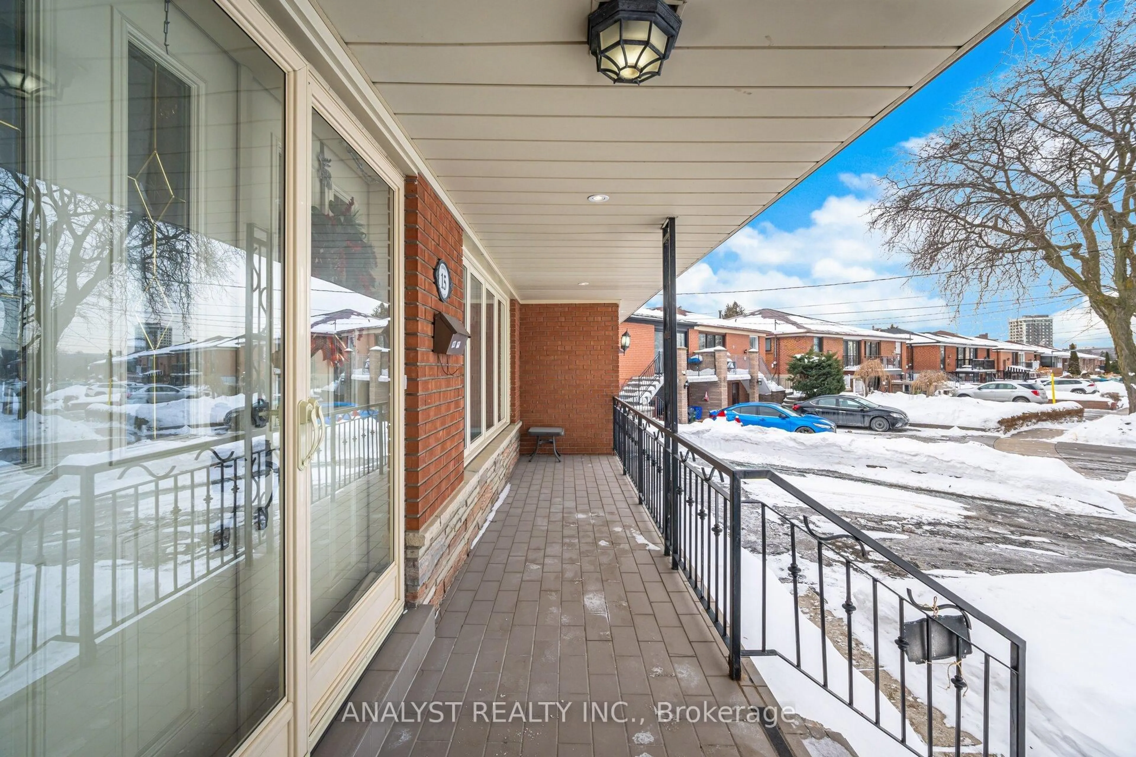 Indoor entryway for 15 Debby Crt, Toronto Ontario M9N 2L7