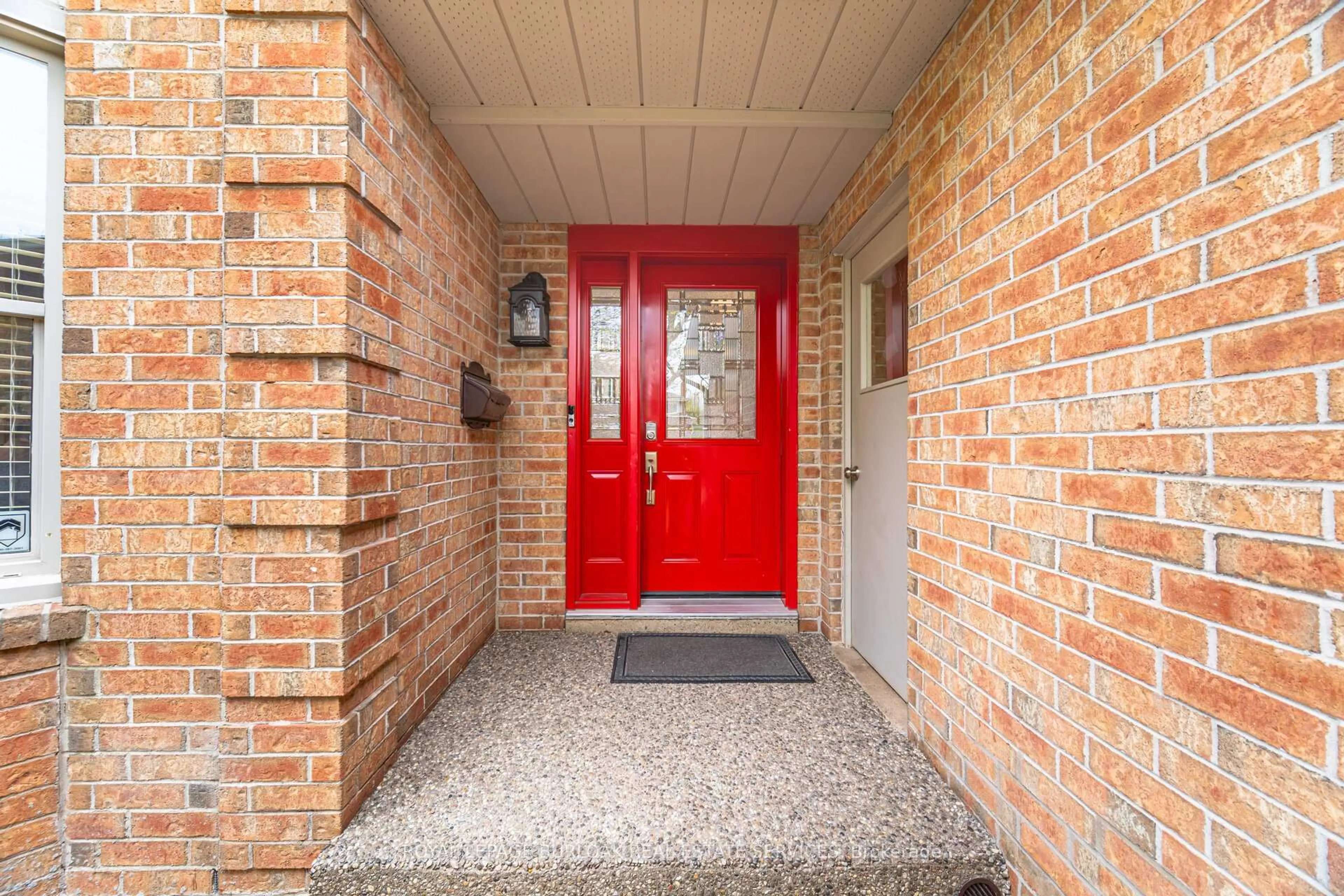 Indoor entryway for 1004 Roxborough Dr, Oakville Ontario L6M 1E3