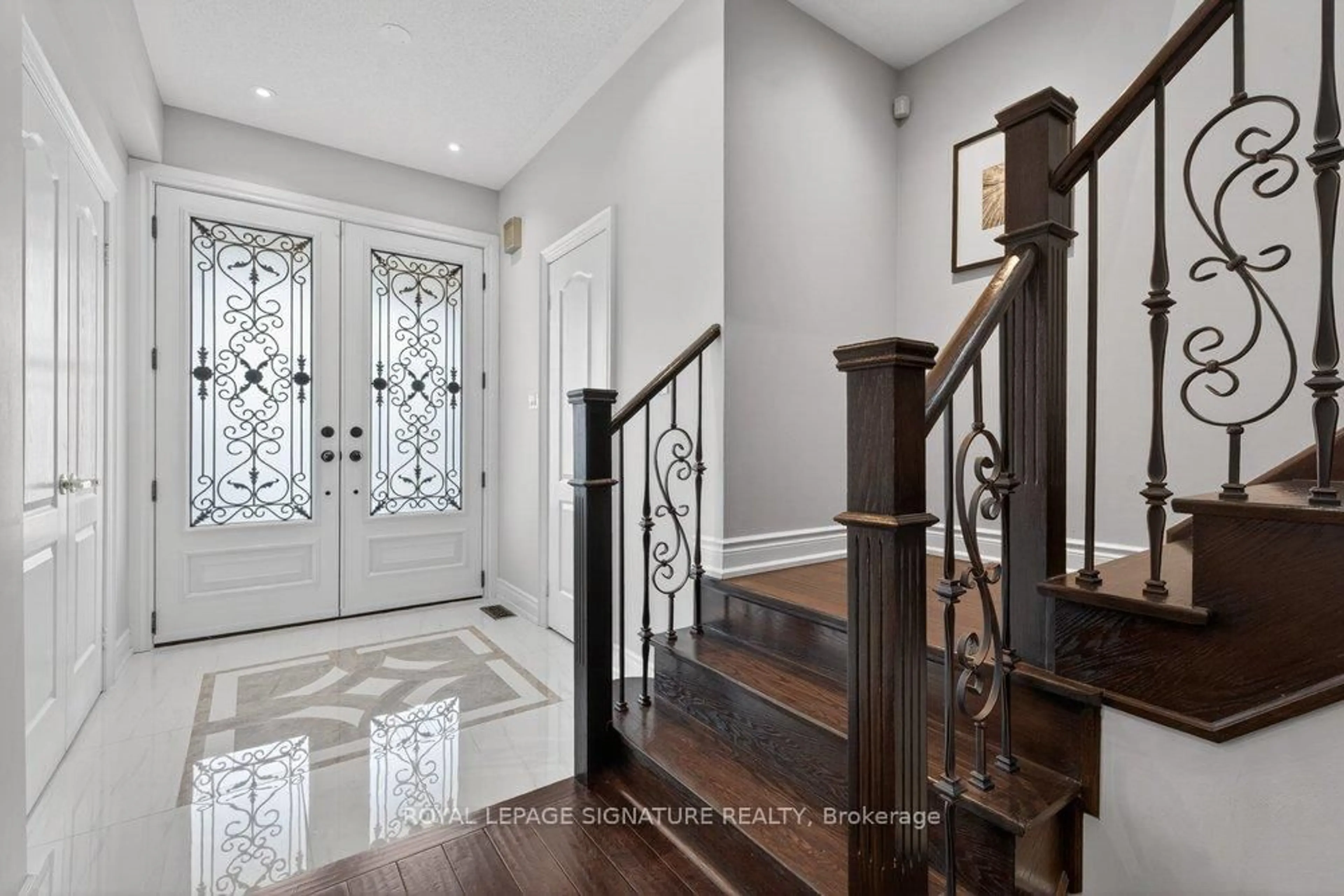 Indoor entryway for 8 Ashcreek Dr, Brampton Ontario L6Y 0G8