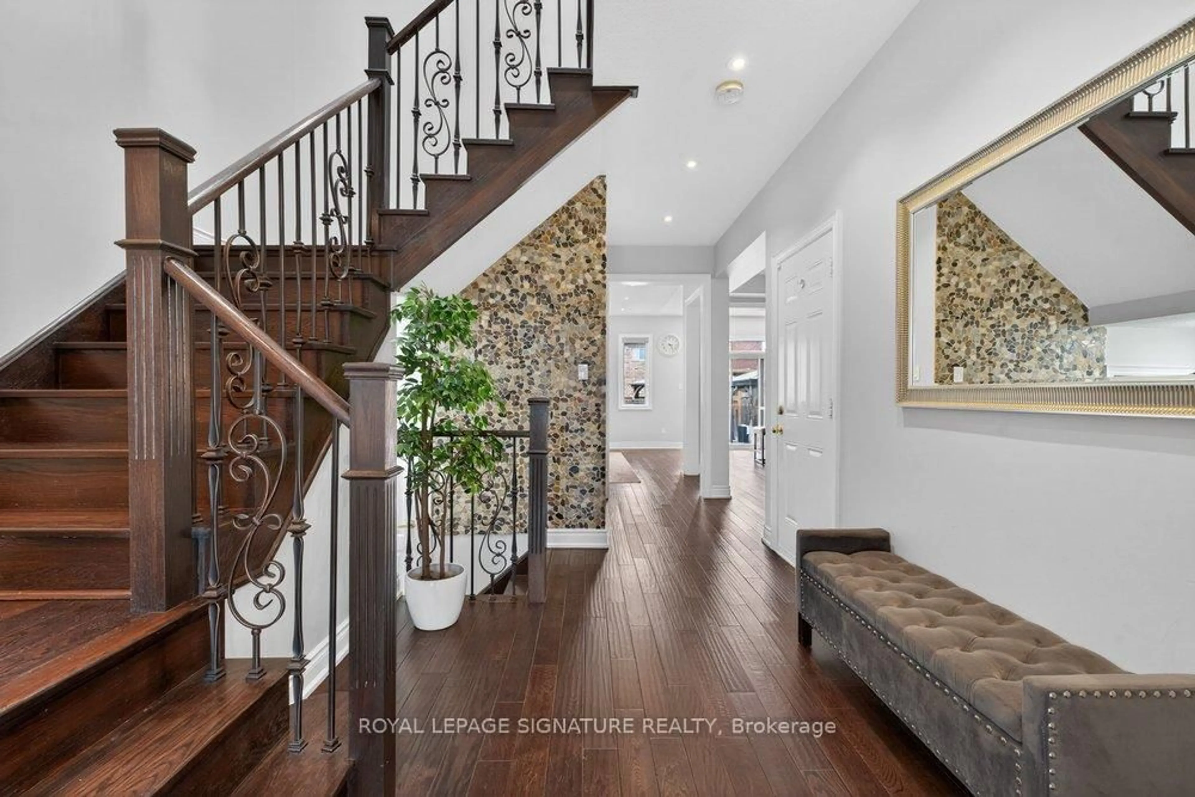 Indoor entryway for 8 Ashcreek Dr, Brampton Ontario L6Y 0G8