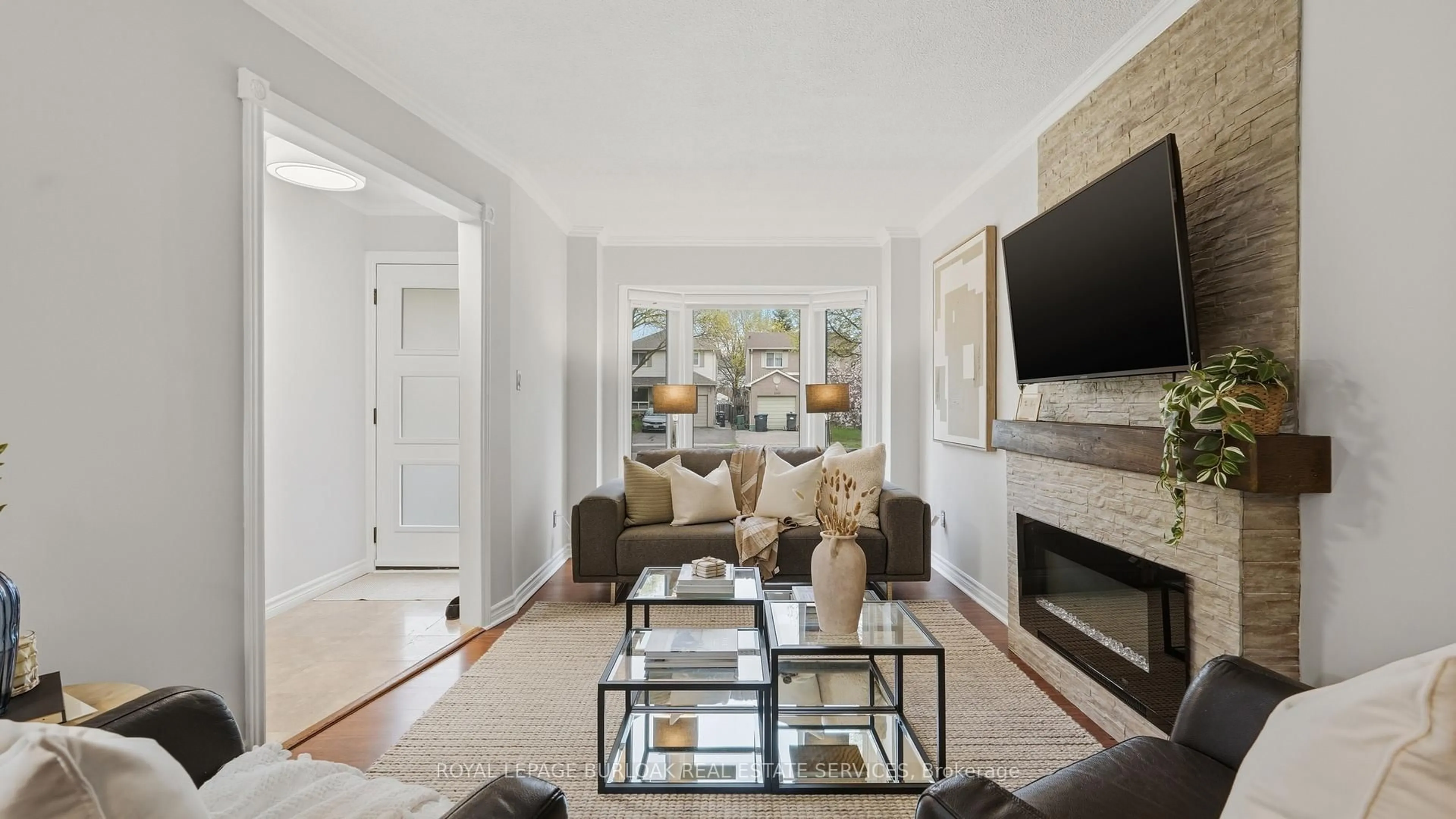 Living room with furniture, unknown for 3102 Cantelon Cres, Mississauga Ontario L5N 3J8