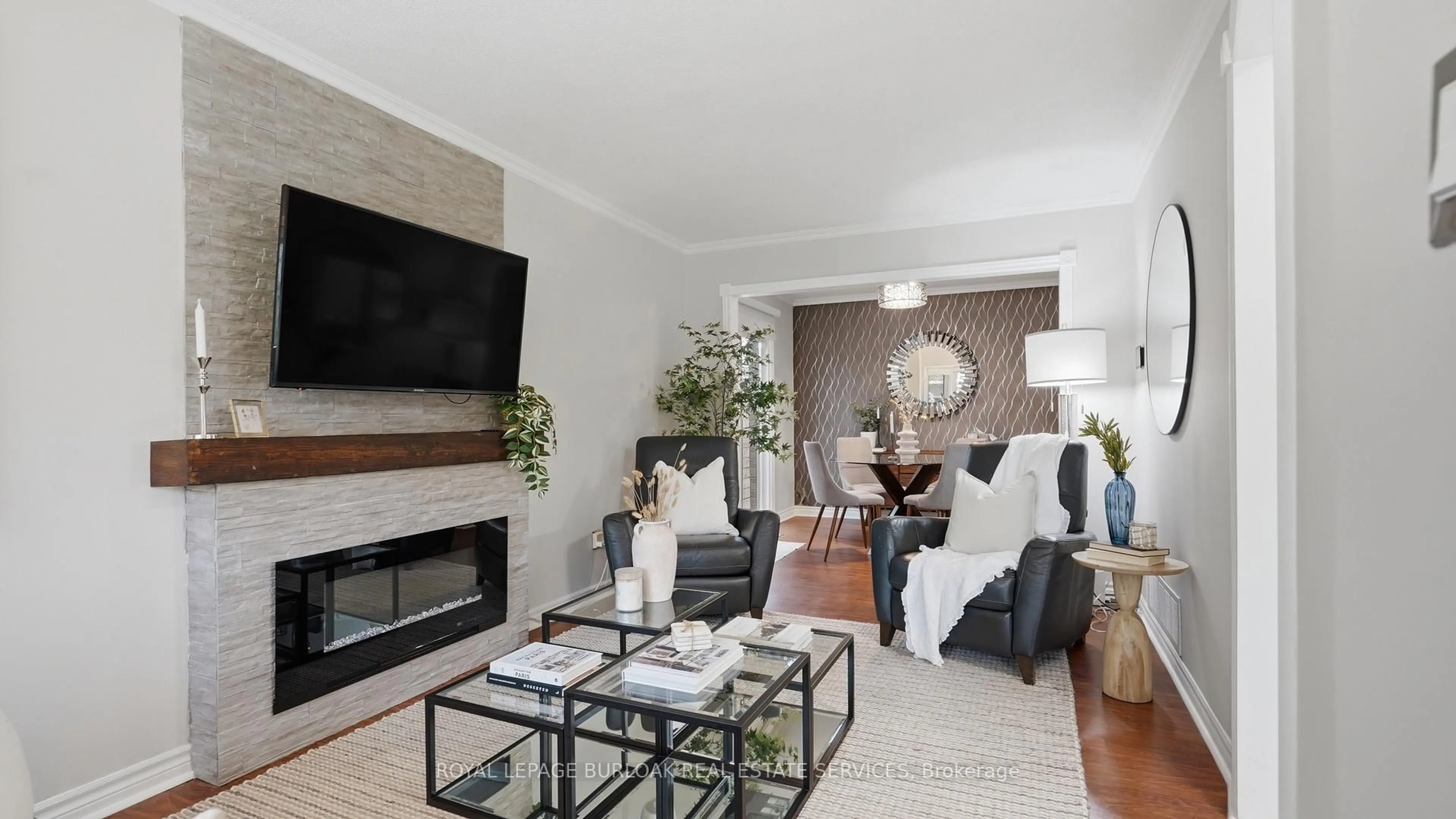 Living room with furniture, unknown for 3102 Cantelon Cres, Mississauga Ontario L5N 3J8