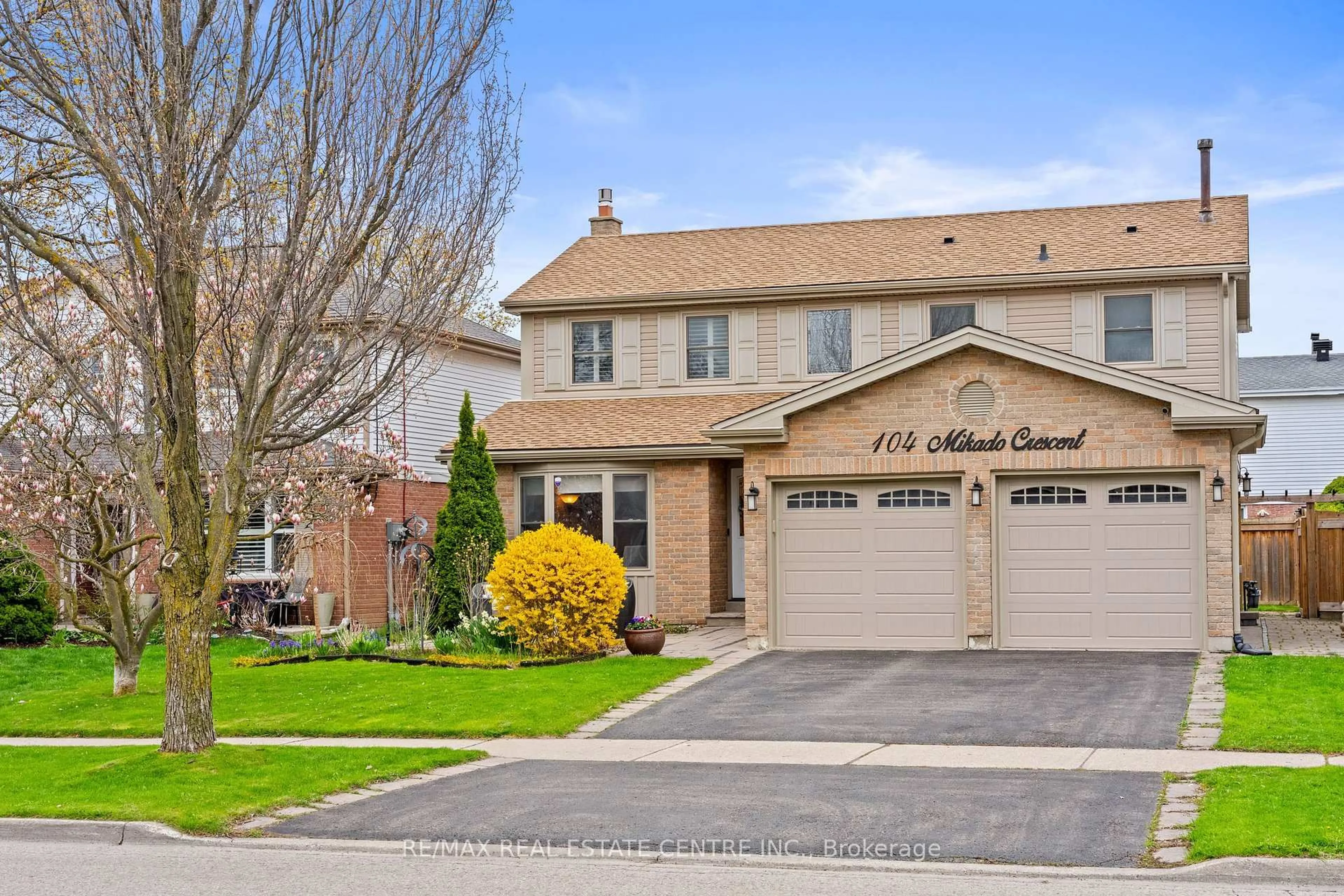 Home with vinyl exterior material, street for 104 Mikado Cres, Brampton Ontario L6S 3R7