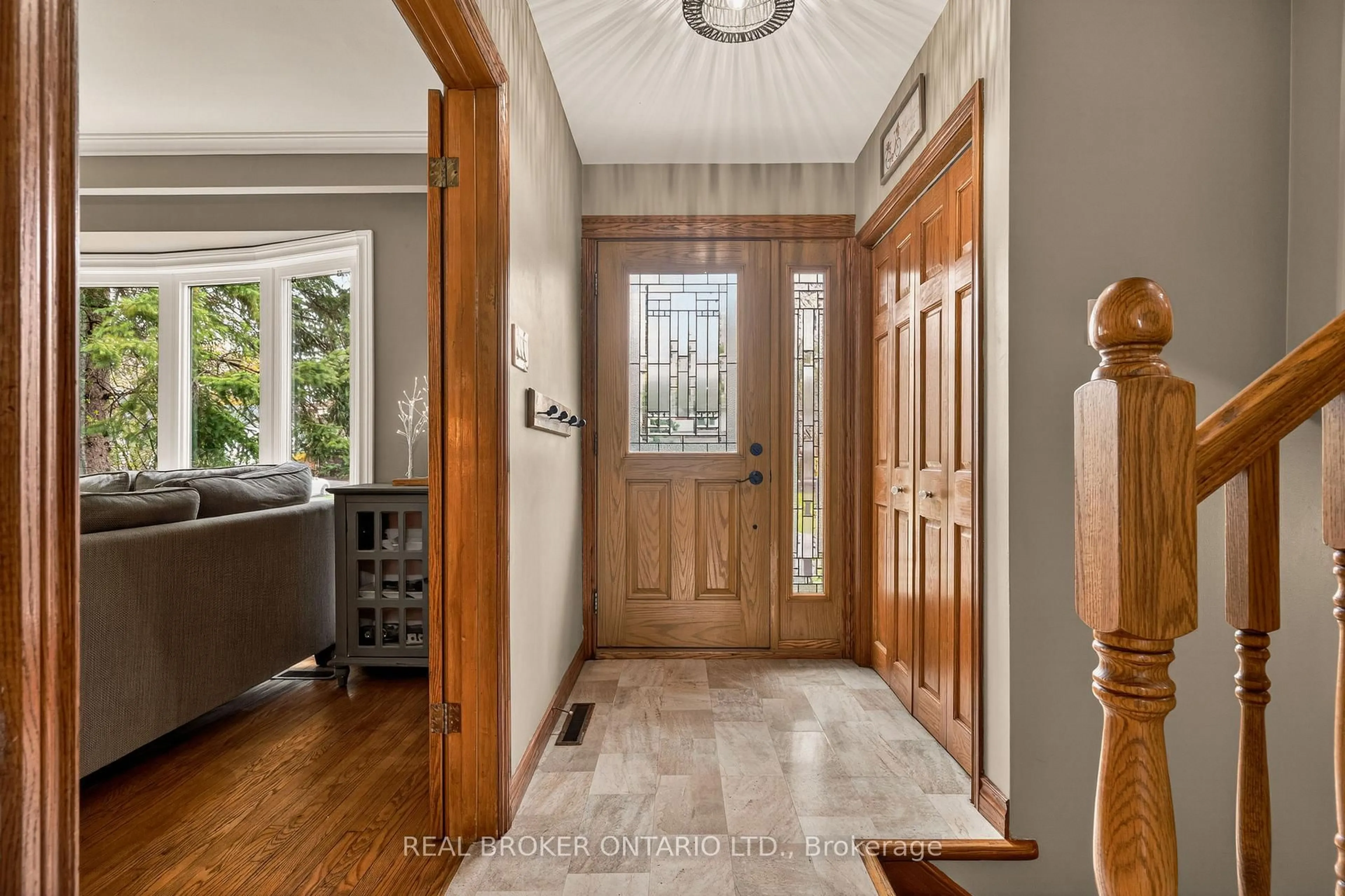 Indoor entryway for 5119 Cherryhill Cres, Burlington Ontario L7L 4B8