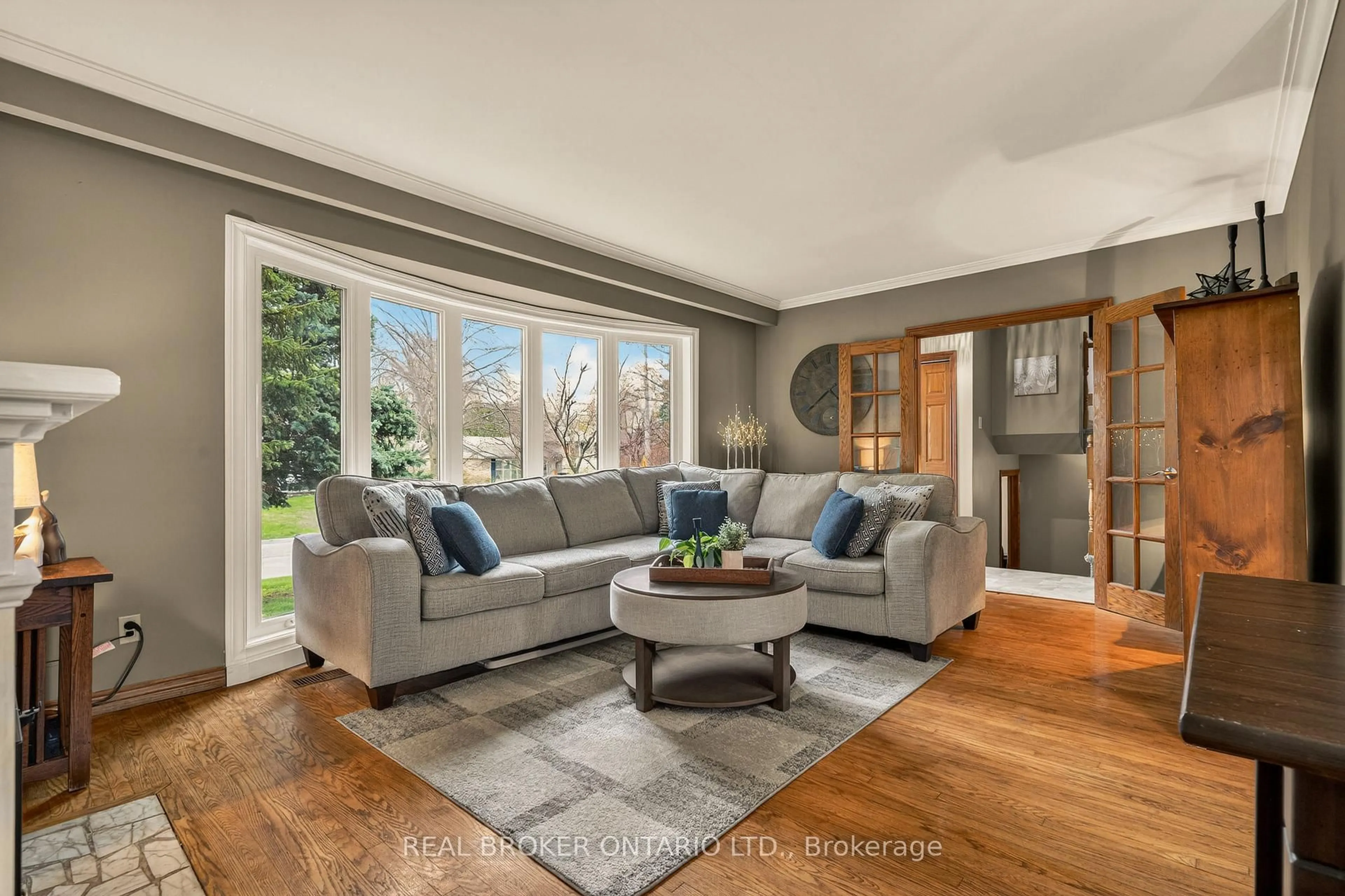 Living room with furniture, unknown for 5119 Cherryhill Cres, Burlington Ontario L7L 4B8