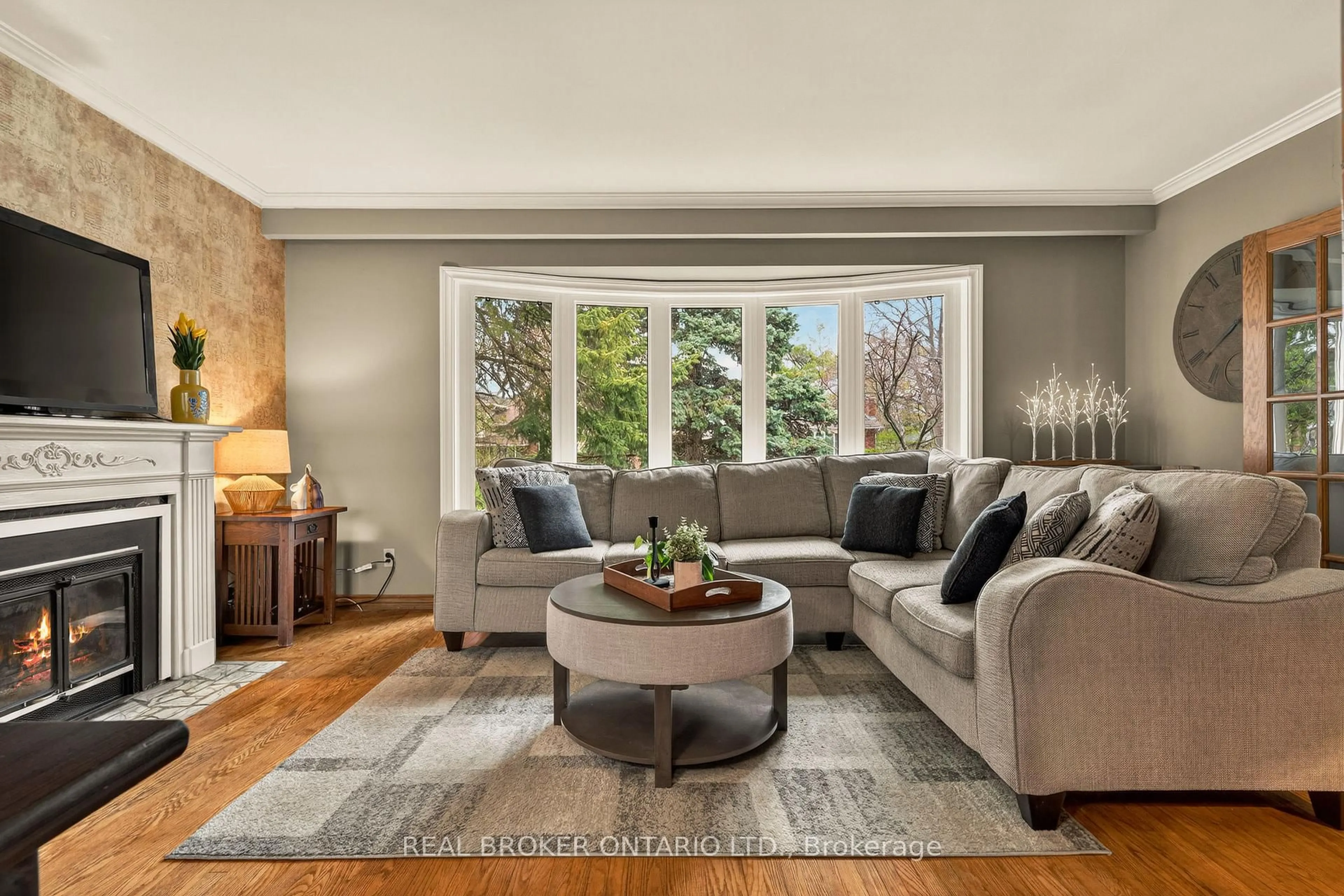 Living room with furniture, unknown for 5119 Cherryhill Cres, Burlington Ontario L7L 4B8