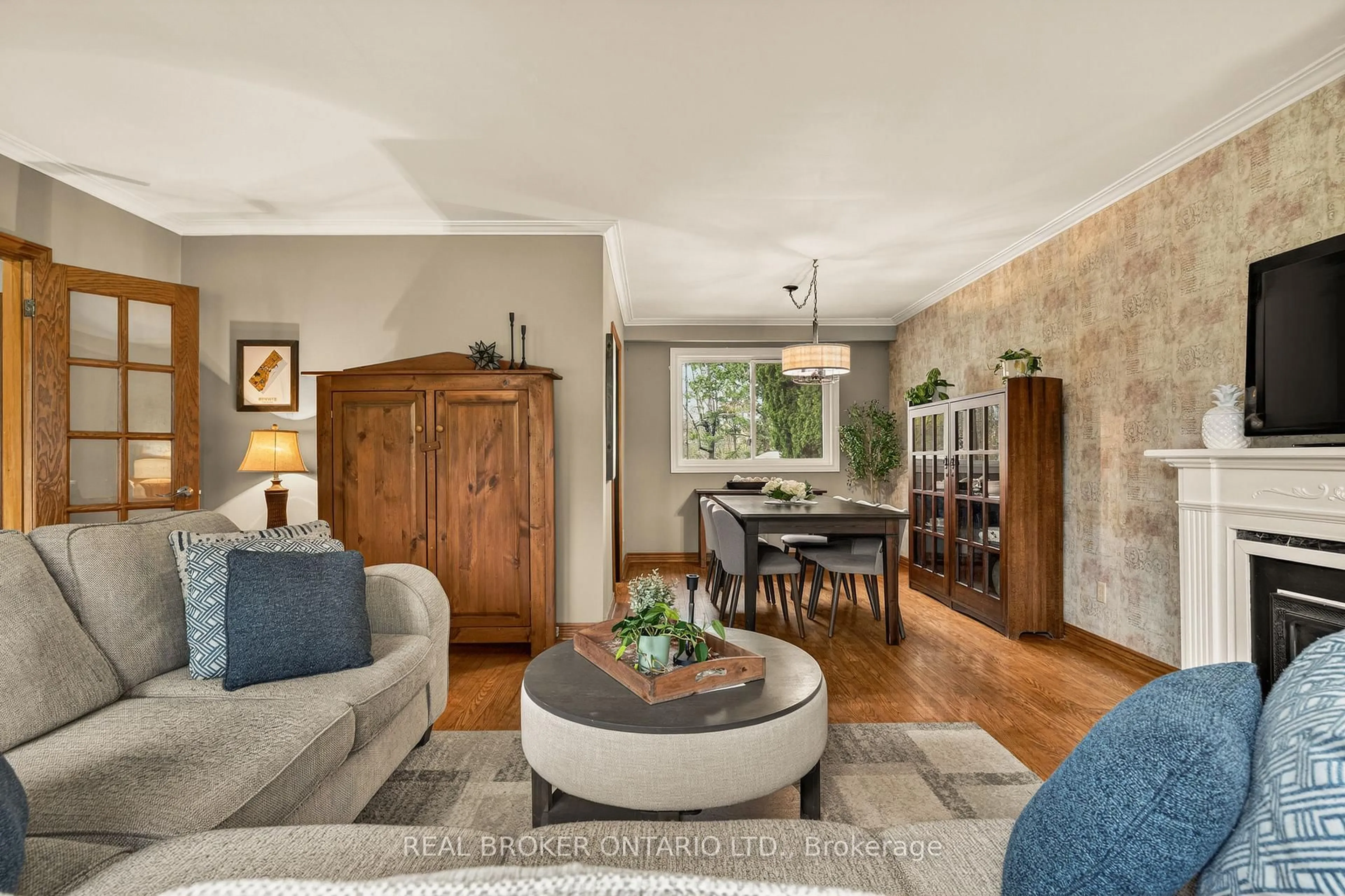 Living room with furniture, unknown for 5119 Cherryhill Cres, Burlington Ontario L7L 4B8