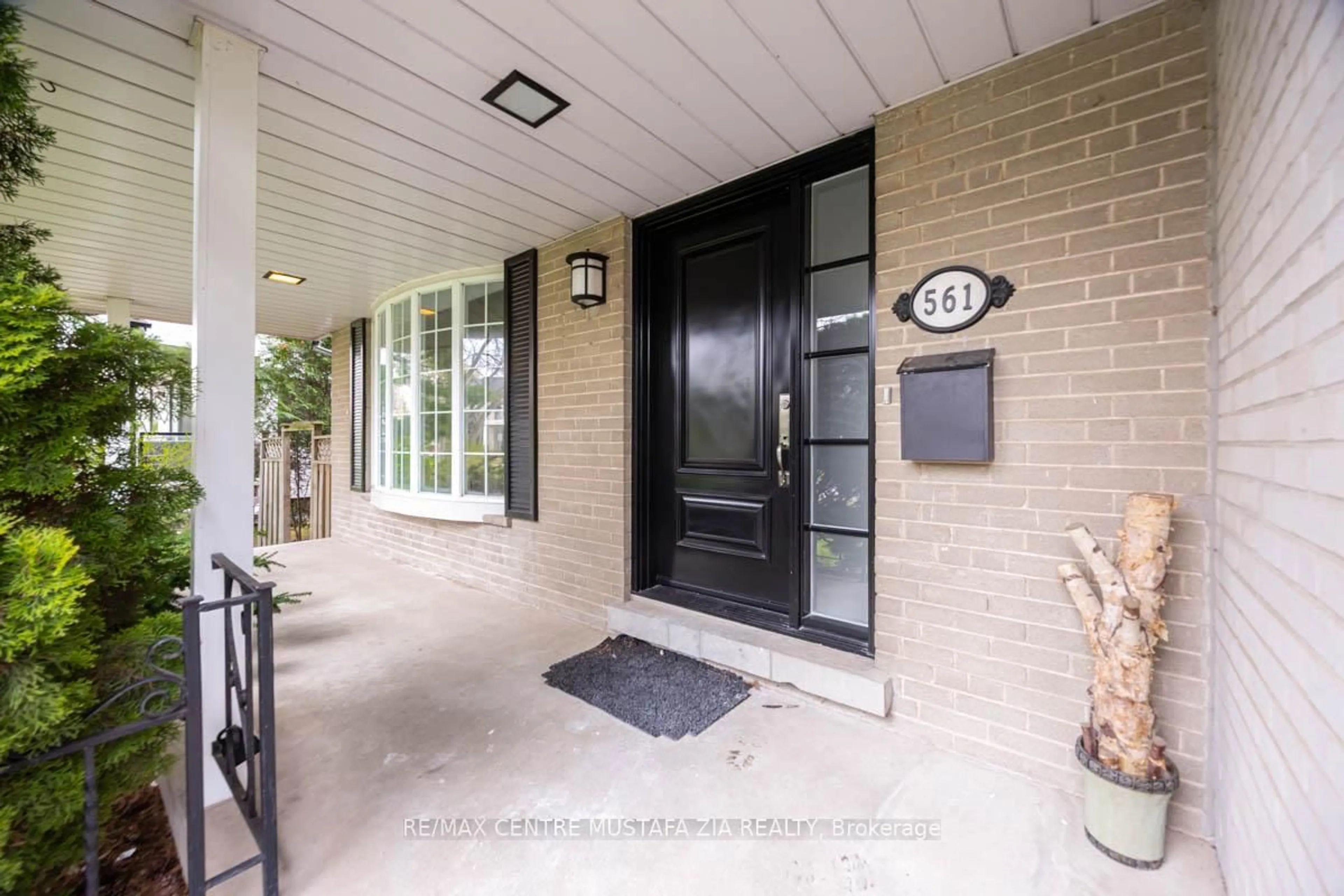 Indoor entryway for 561 Wingrove Cres, Oakville Ontario L6L 4R7