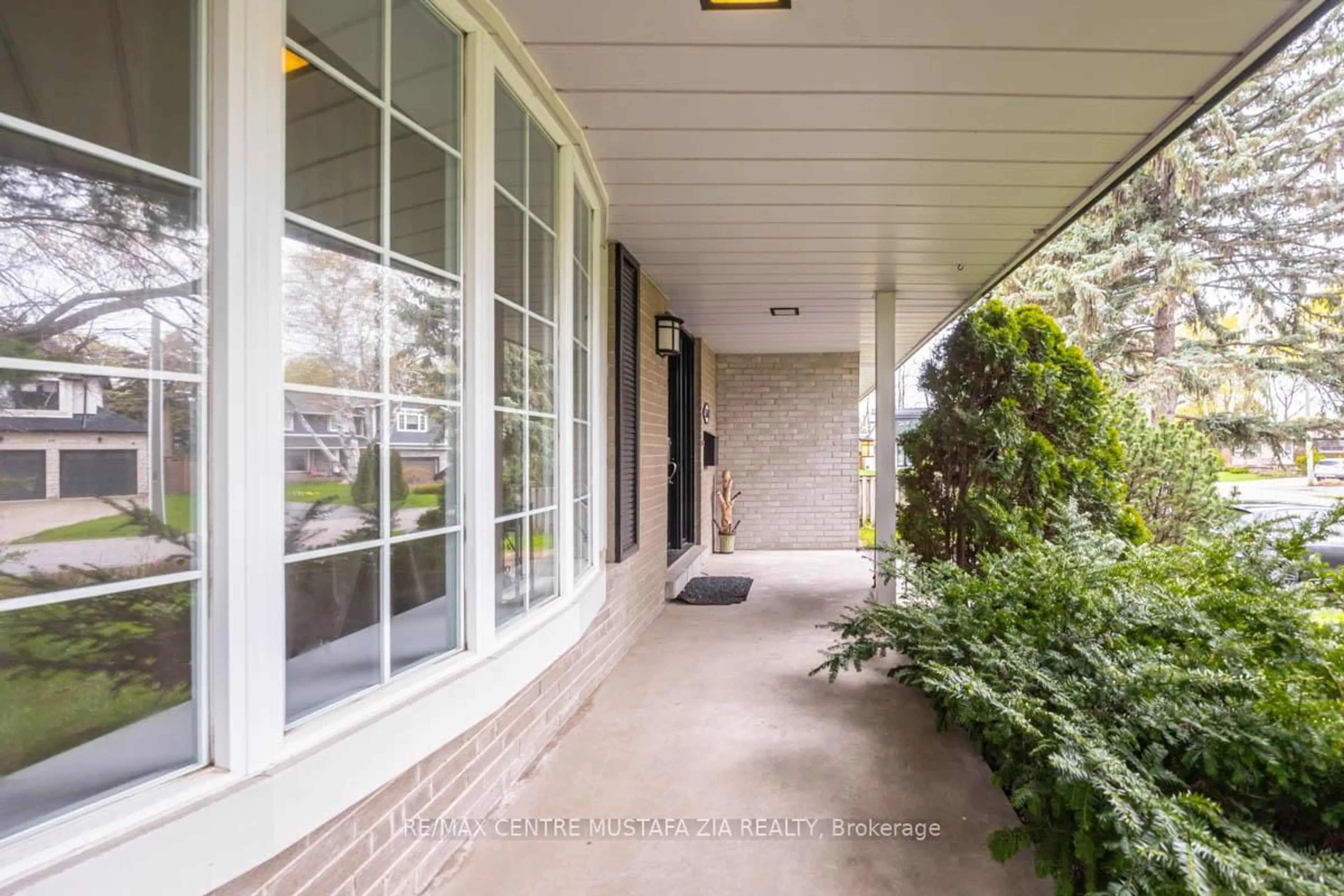 Indoor entryway for 561 Wingrove Cres, Oakville Ontario L6L 4R7