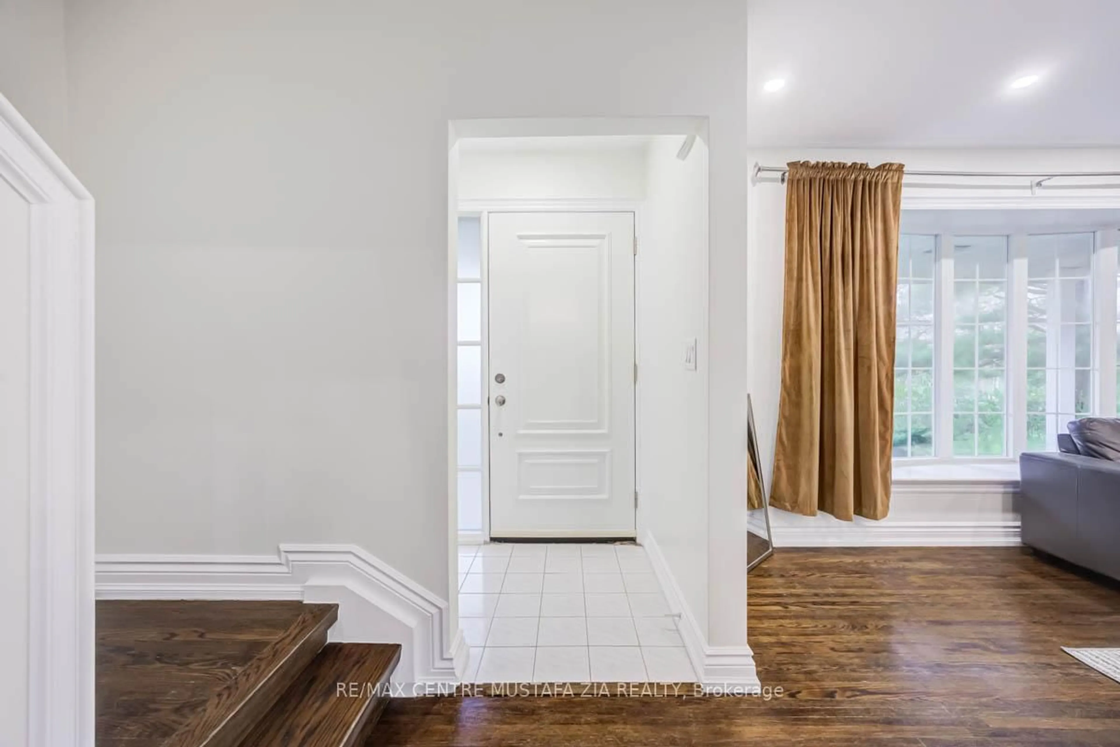 Indoor entryway for 561 Wingrove Cres, Oakville Ontario L6L 4R7