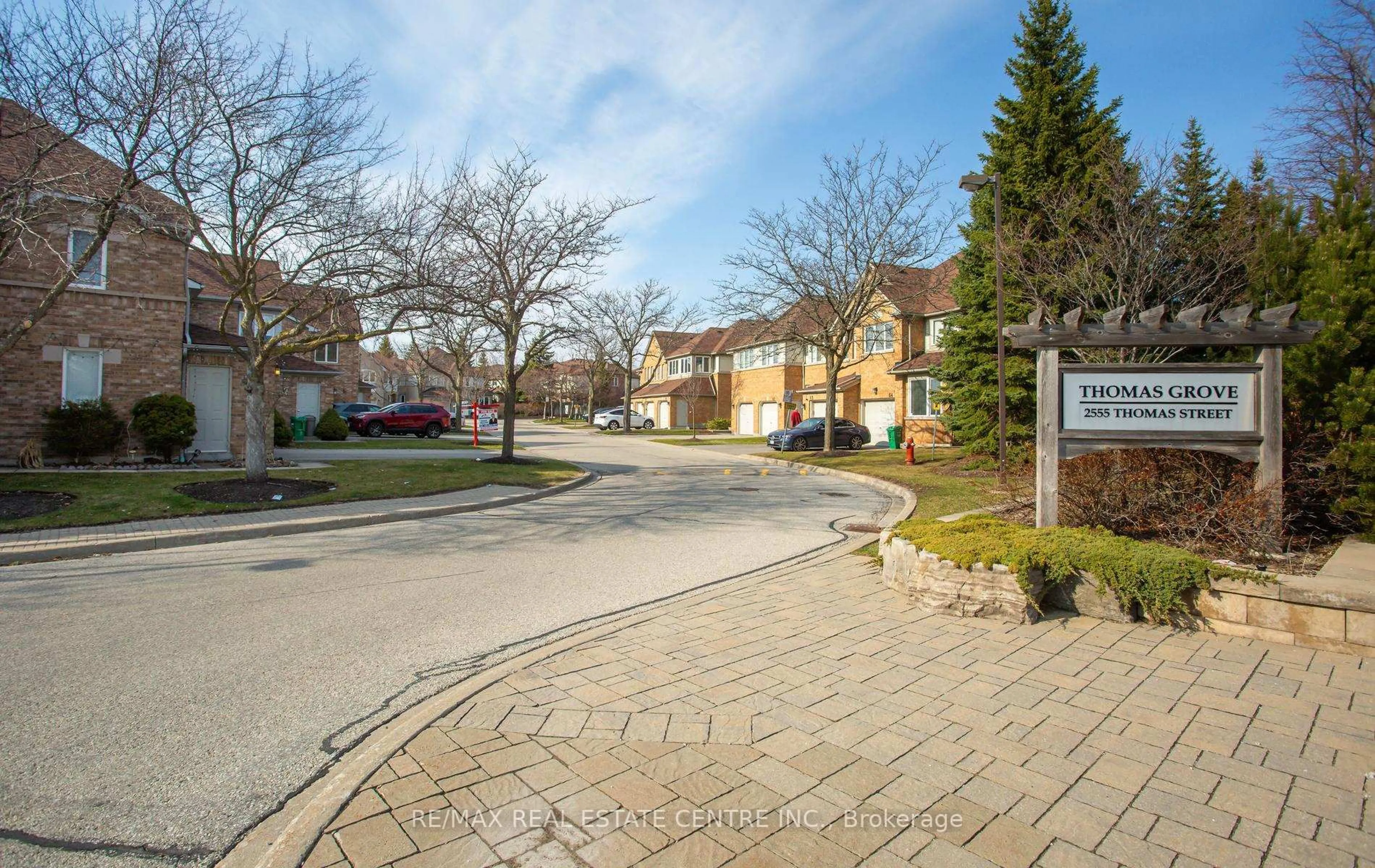 A pic from outside/outdoor area/front of a property/back of a property/a pic from drone, street for 2555 Thomas St #66, Mississauga Ontario L5M 5P6