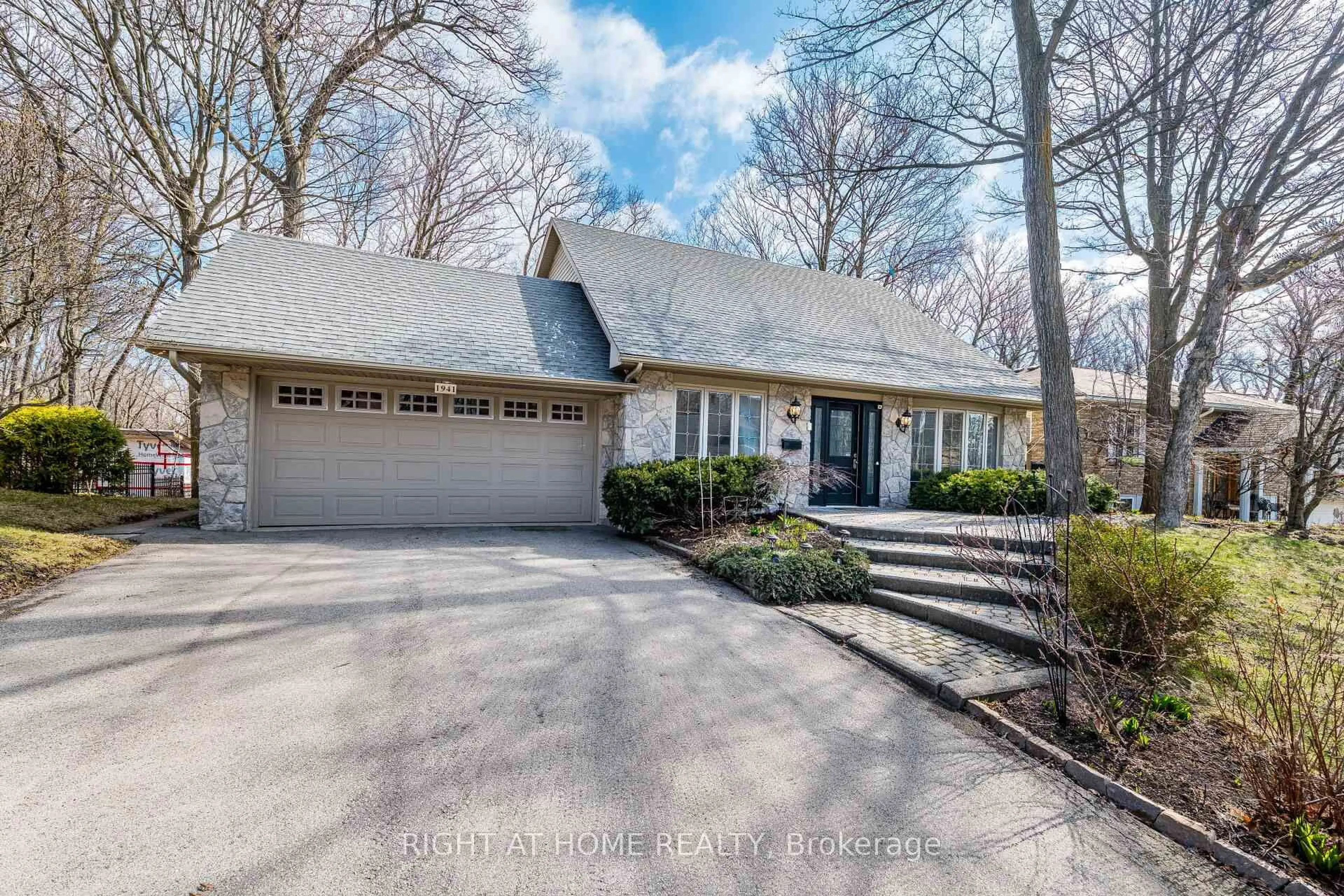 Unknown for 1941 Four Seasons Dr, Burlington Ontario L7P 2Y3