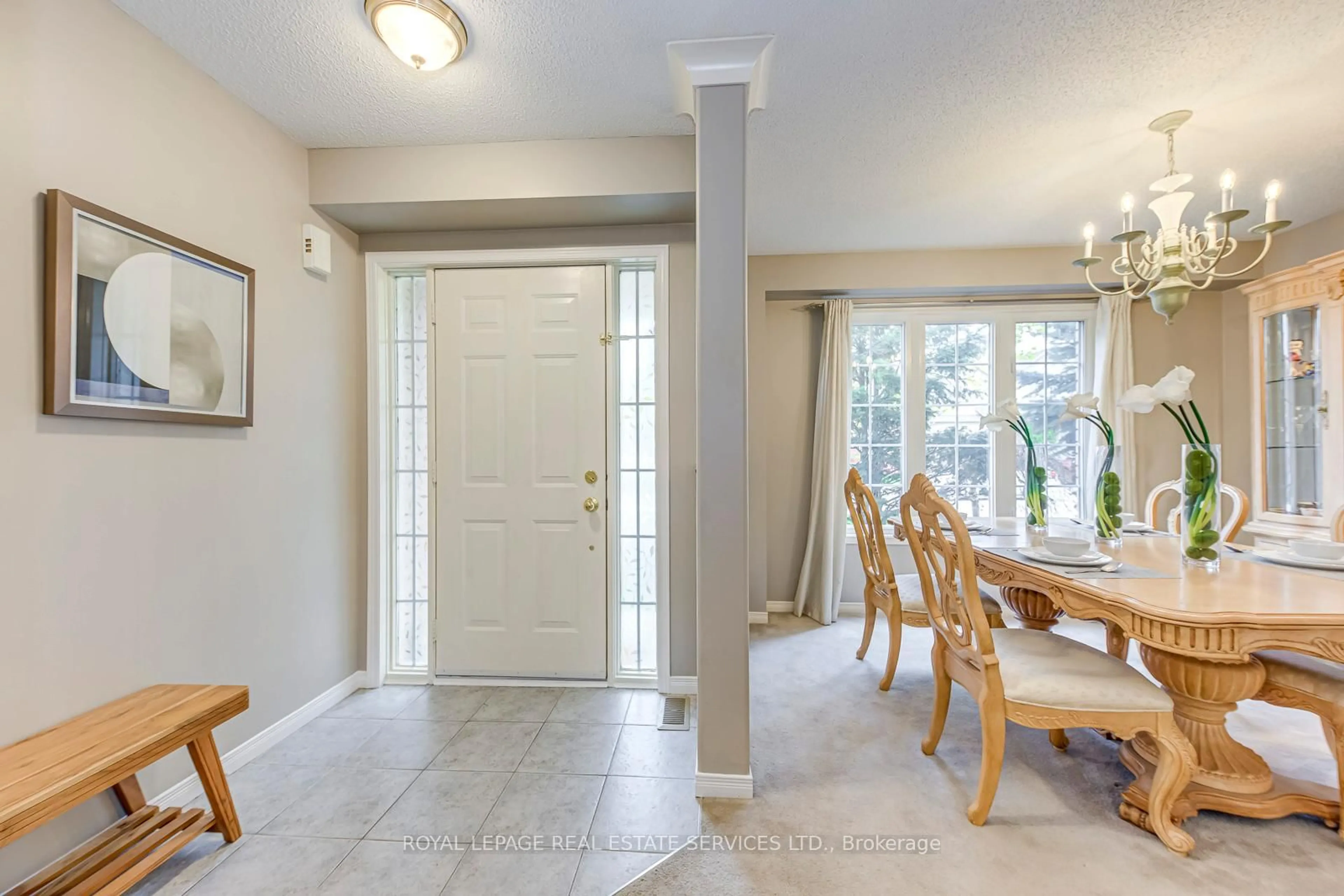 Indoor entryway for 2114 Springdale Rd, Oakville Ontario L6M 4C6