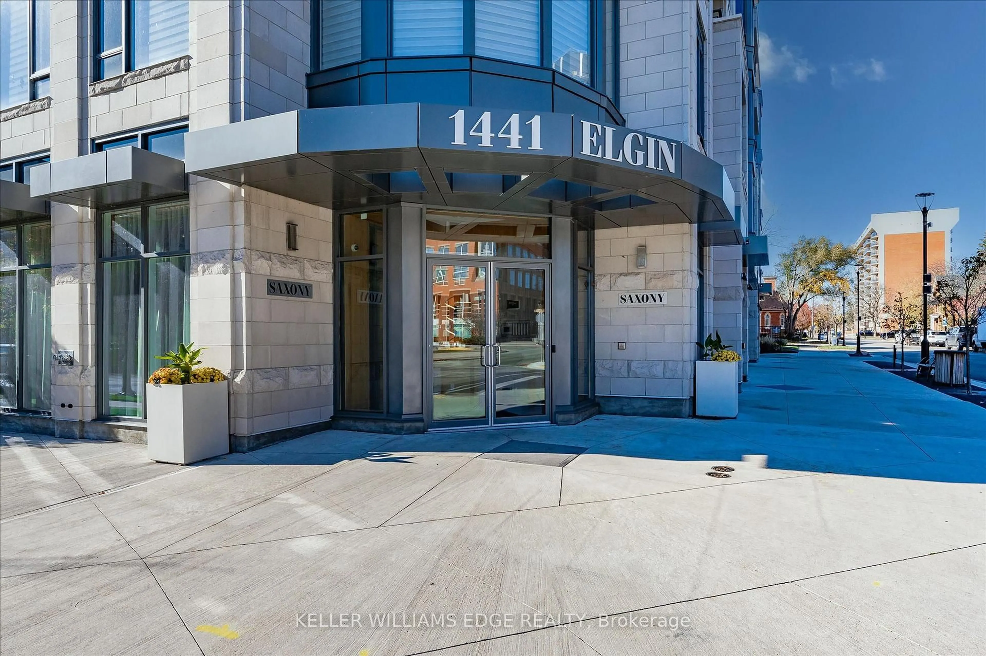 Indoor foyer for 1441 Elgin St #101, Burlington Ontario L7S 1E6