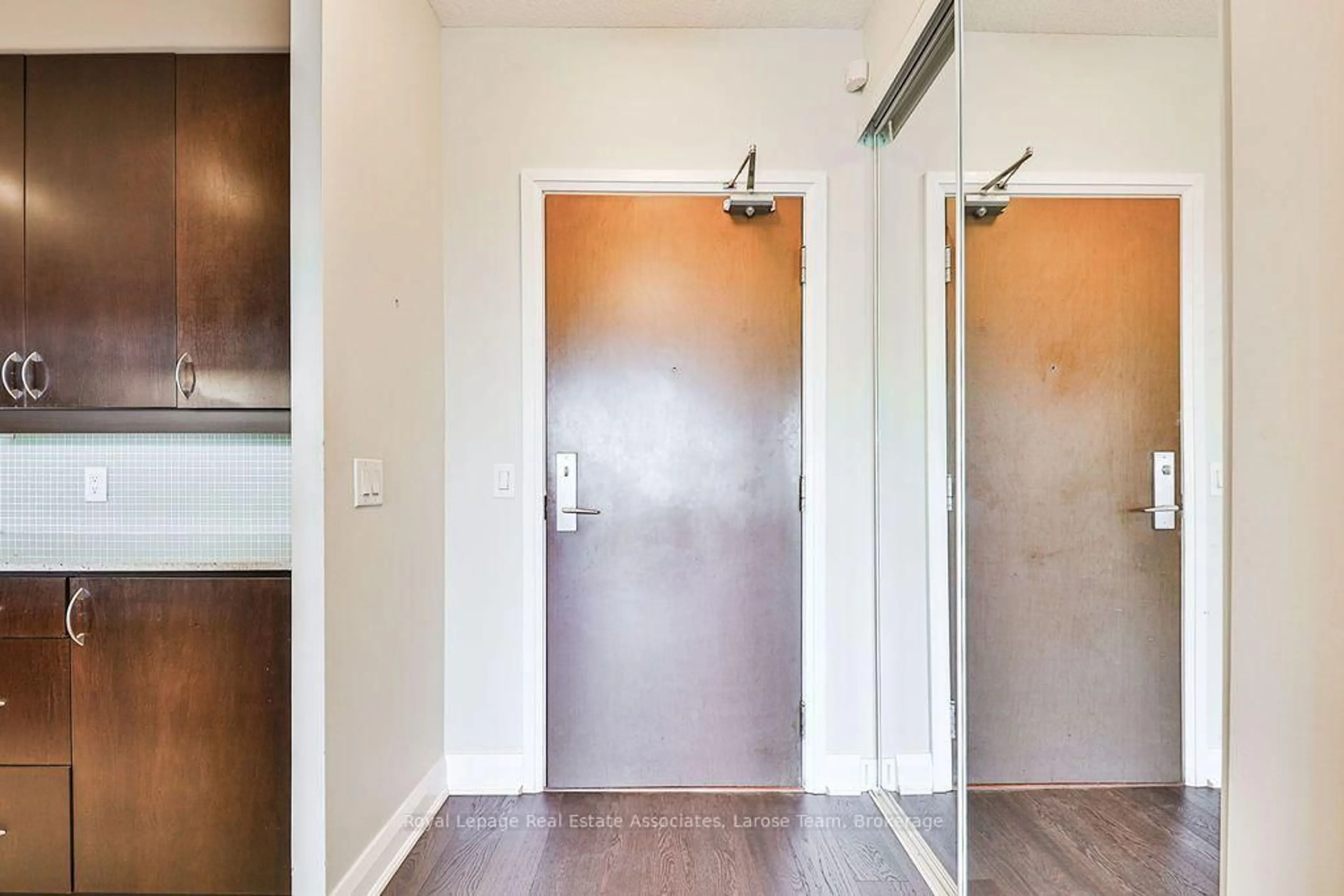 Indoor entryway for 1055 Southdown Rd #707, Mississauga Ontario L5J 0A3