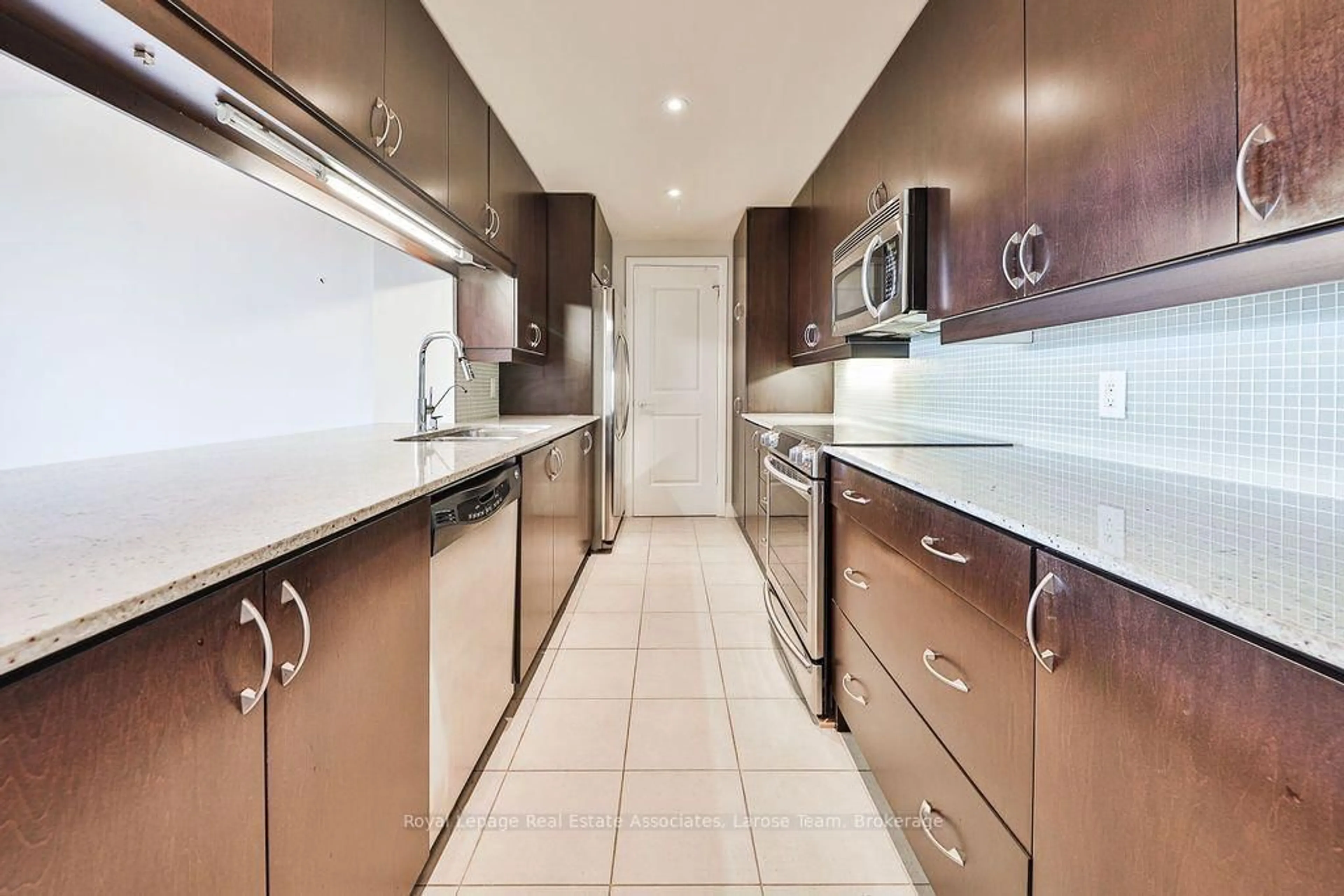 Standard kitchen, ceramic/tile floor for 1055 Southdown Rd #707, Mississauga Ontario L5J 0A3