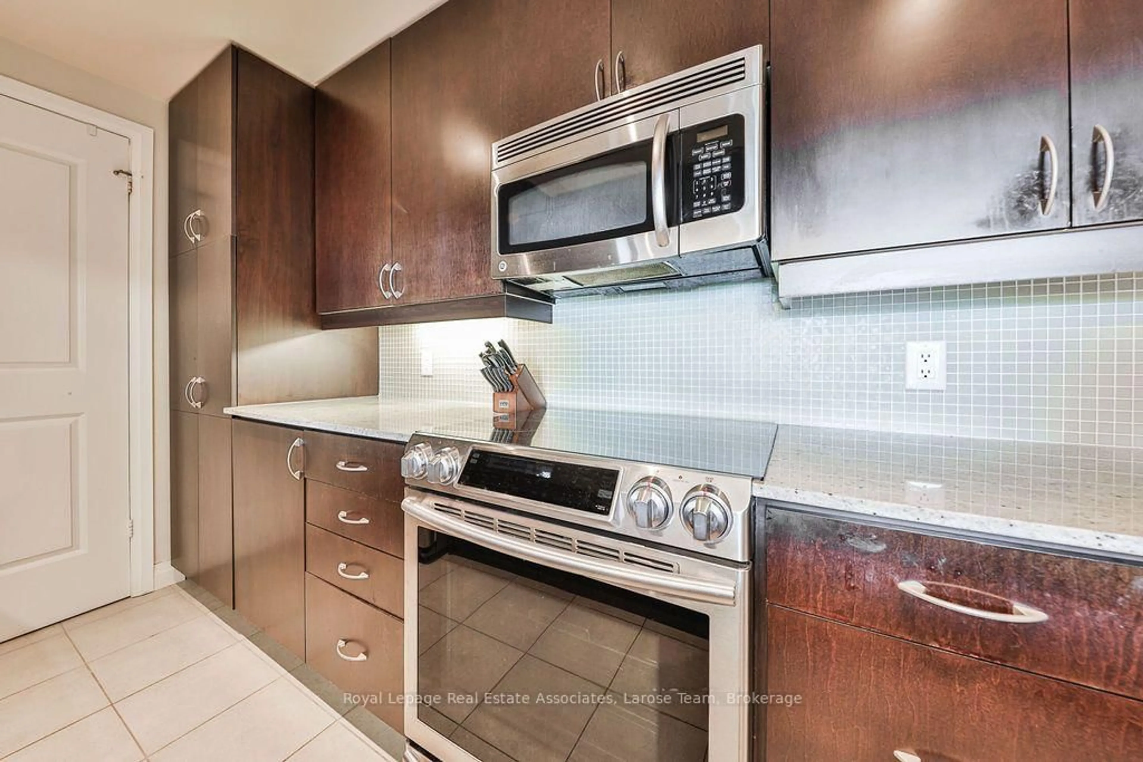 Standard kitchen, ceramic/tile floor for 1055 Southdown Rd #707, Mississauga Ontario L5J 0A3