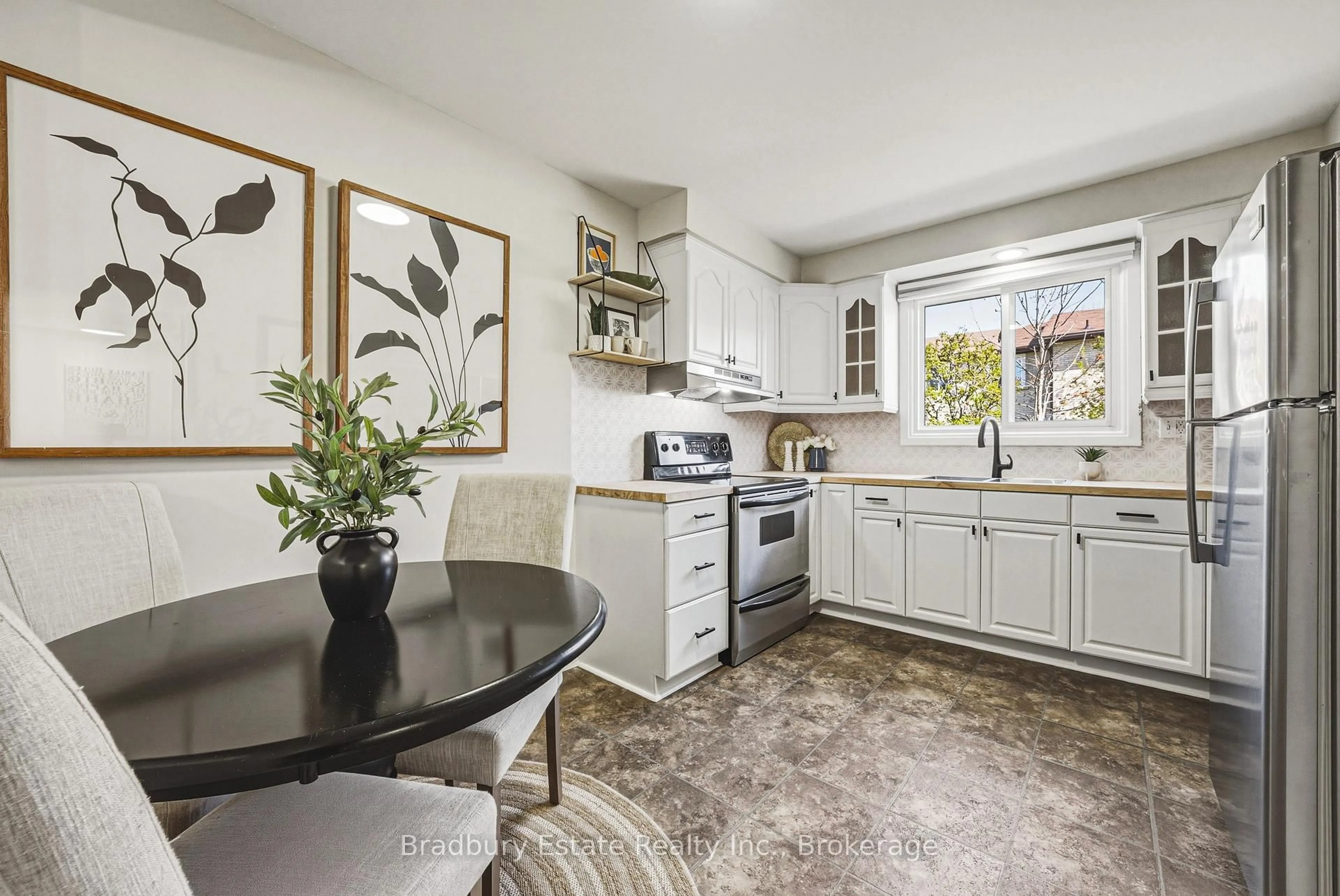 Open concept kitchen, ceramic/tile floor for 1450 Sixth Line #18, Oakville Ontario L6H 1X7