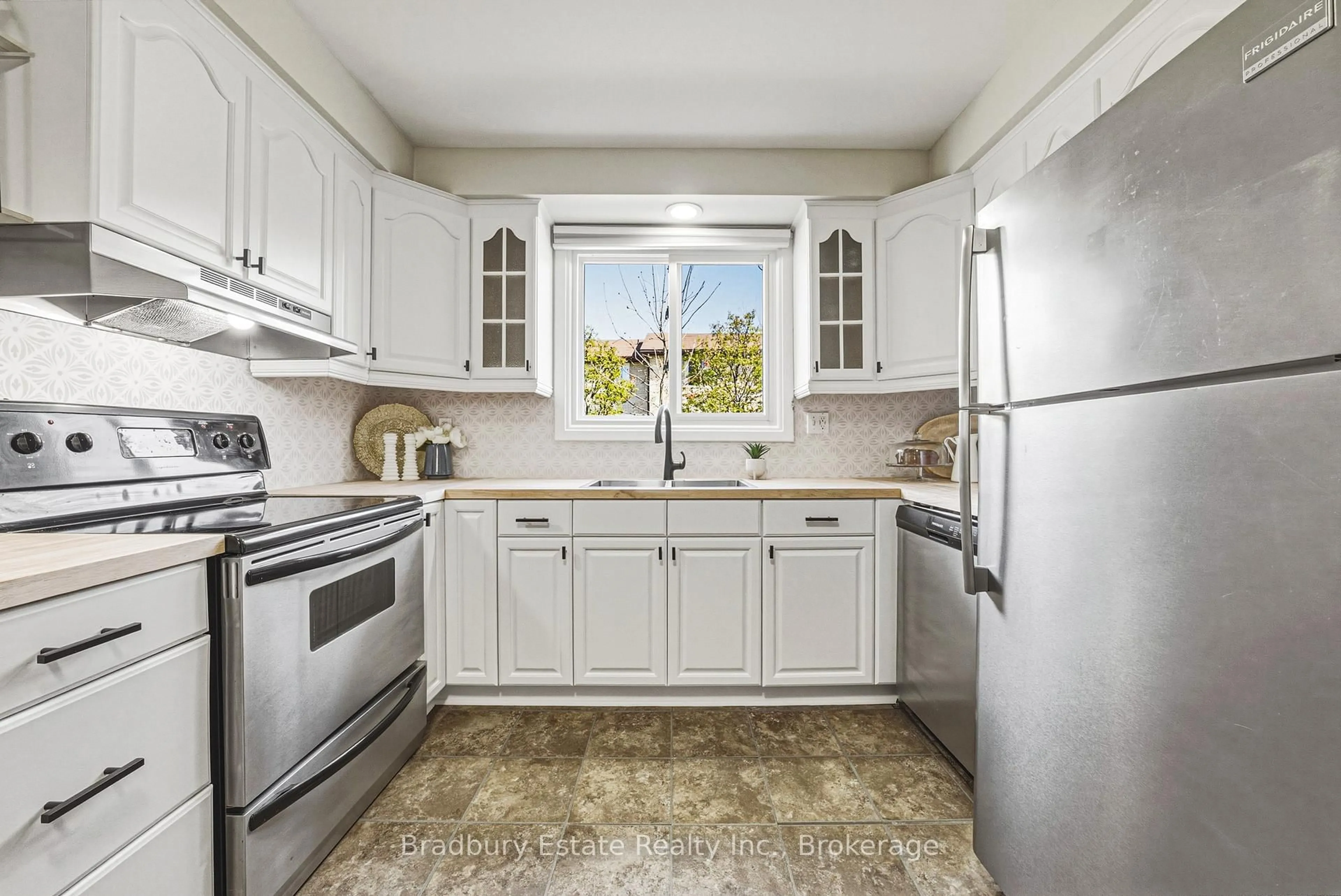 Standard kitchen, ceramic/tile floor for 1450 Sixth Line #18, Oakville Ontario L6H 1X7