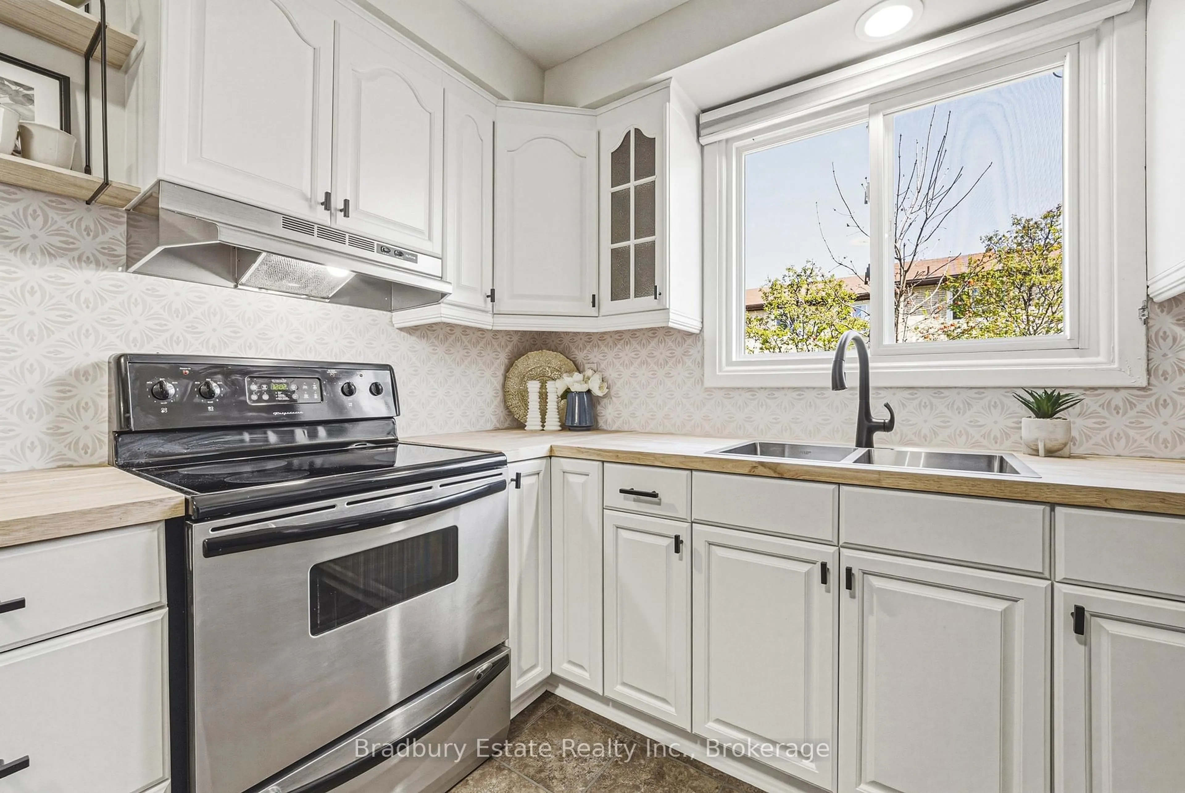 Standard kitchen, ceramic/tile floor for 1450 Sixth Line #18, Oakville Ontario L6H 1X7