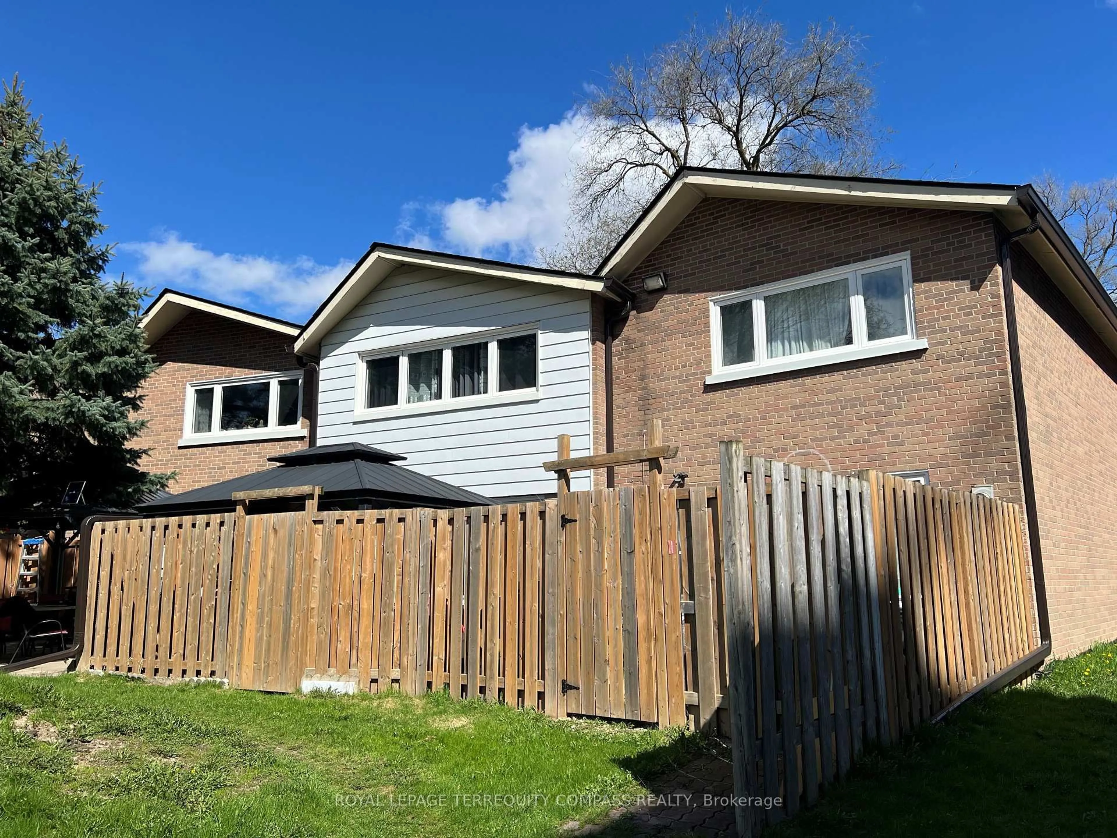 A pic from outside/outdoor area/front of a property/back of a property/a pic from drone, street for 17 Derrydown Rd #1, Toronto Ontario M3J 1R2