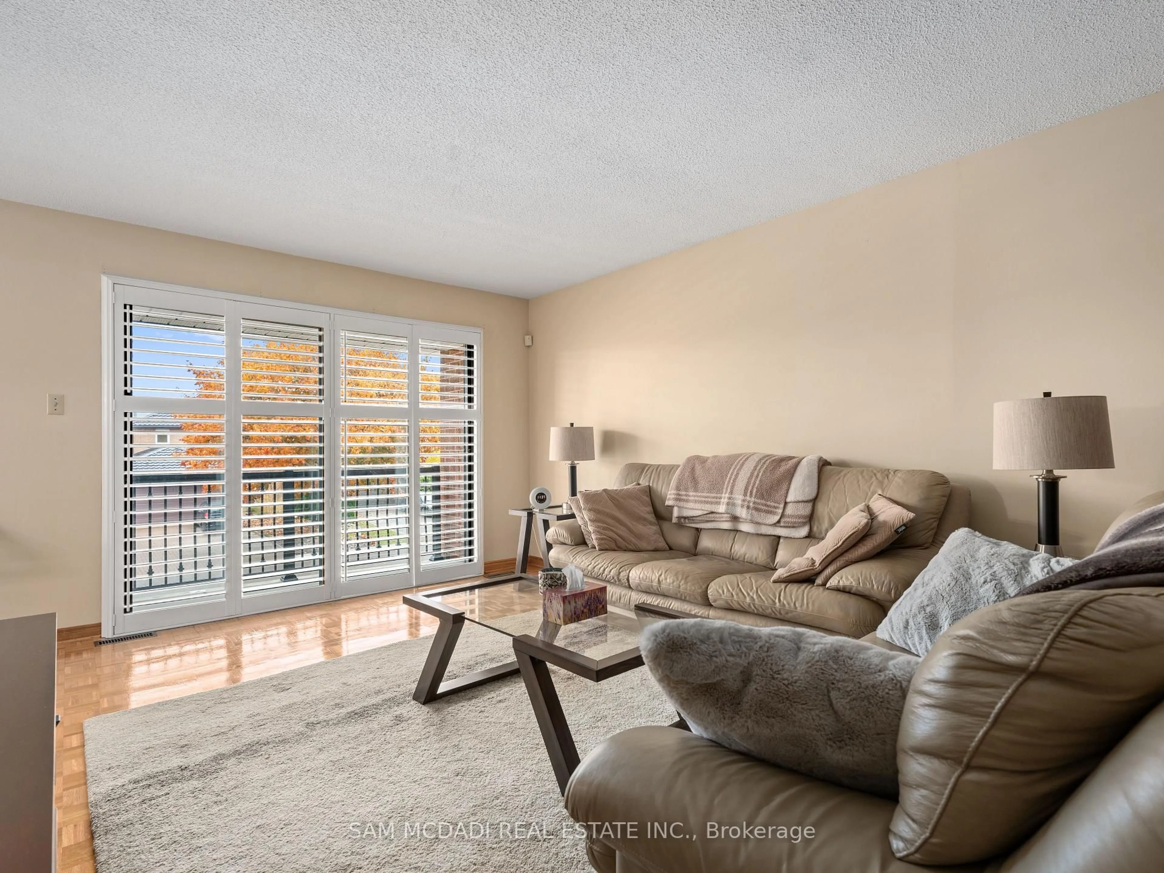 Living room with furniture, unknown for 5472 Bourget Dr, Mississauga Ontario L5R 3C9