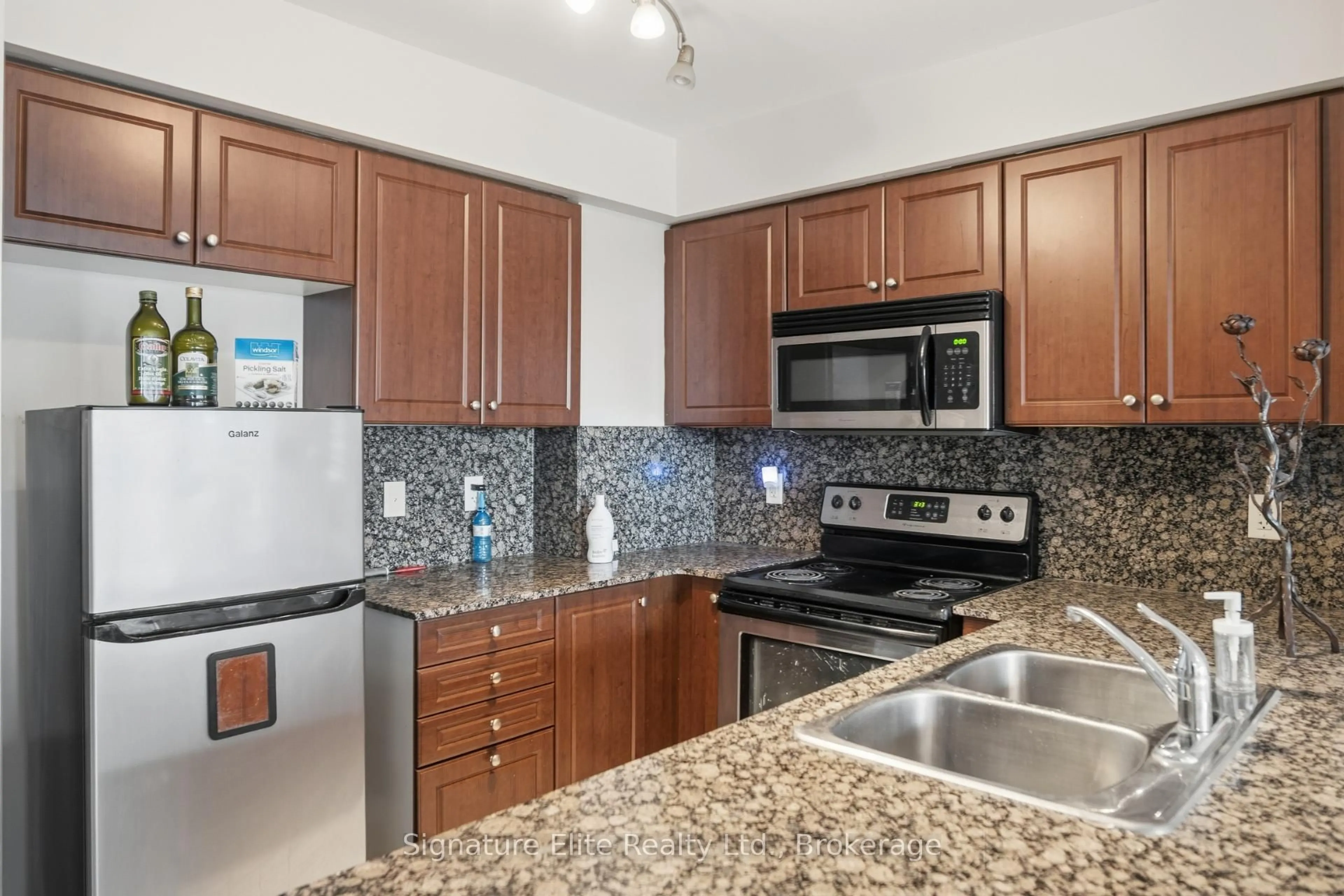 Standard kitchen, ceramic/tile floor for 1403 Royal York Rd #909, Toronto Ontario M9P 0A1