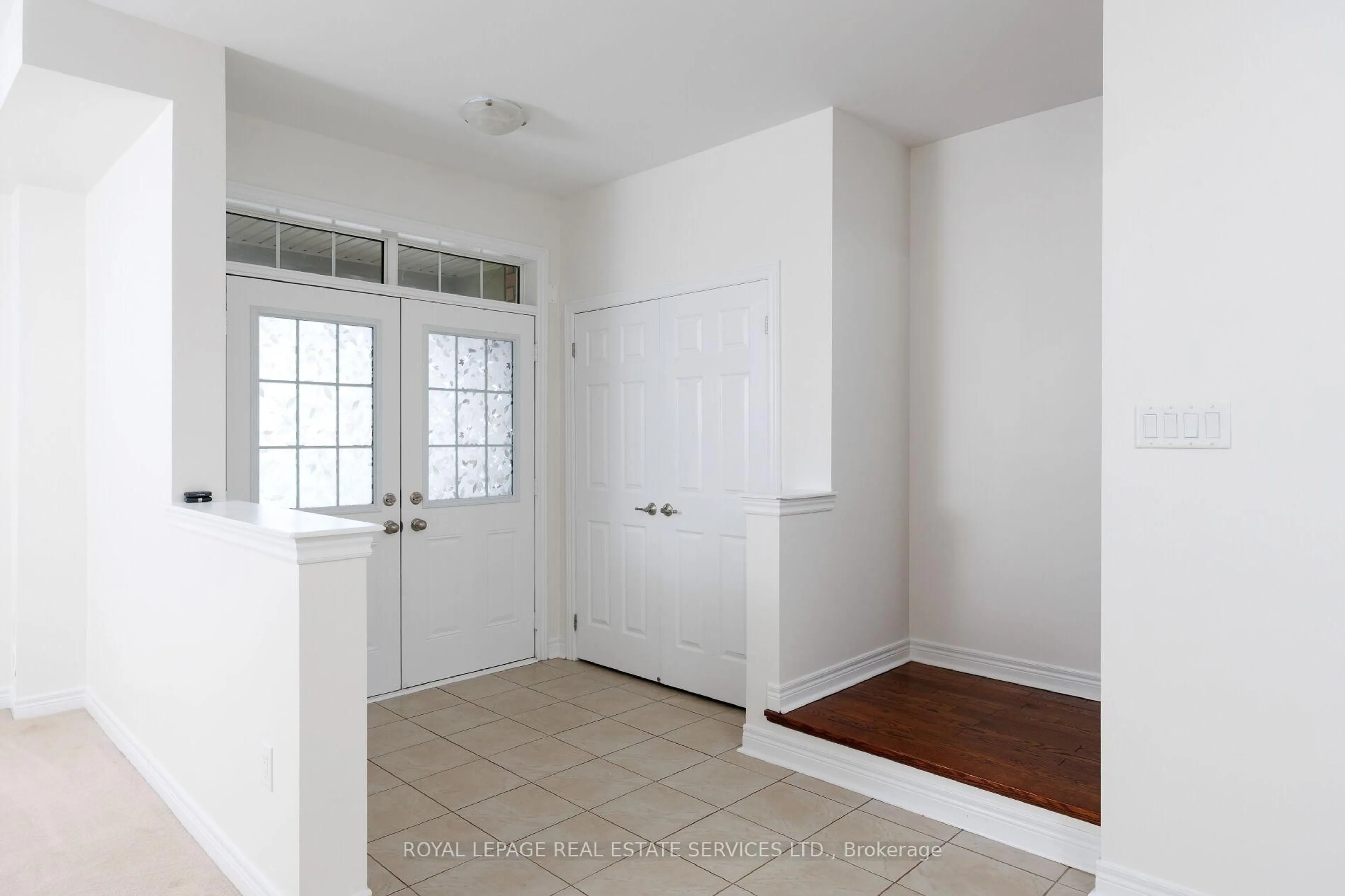 Indoor entryway for 3061 Preserve Dr, Oakville Ontario L6M 0W7