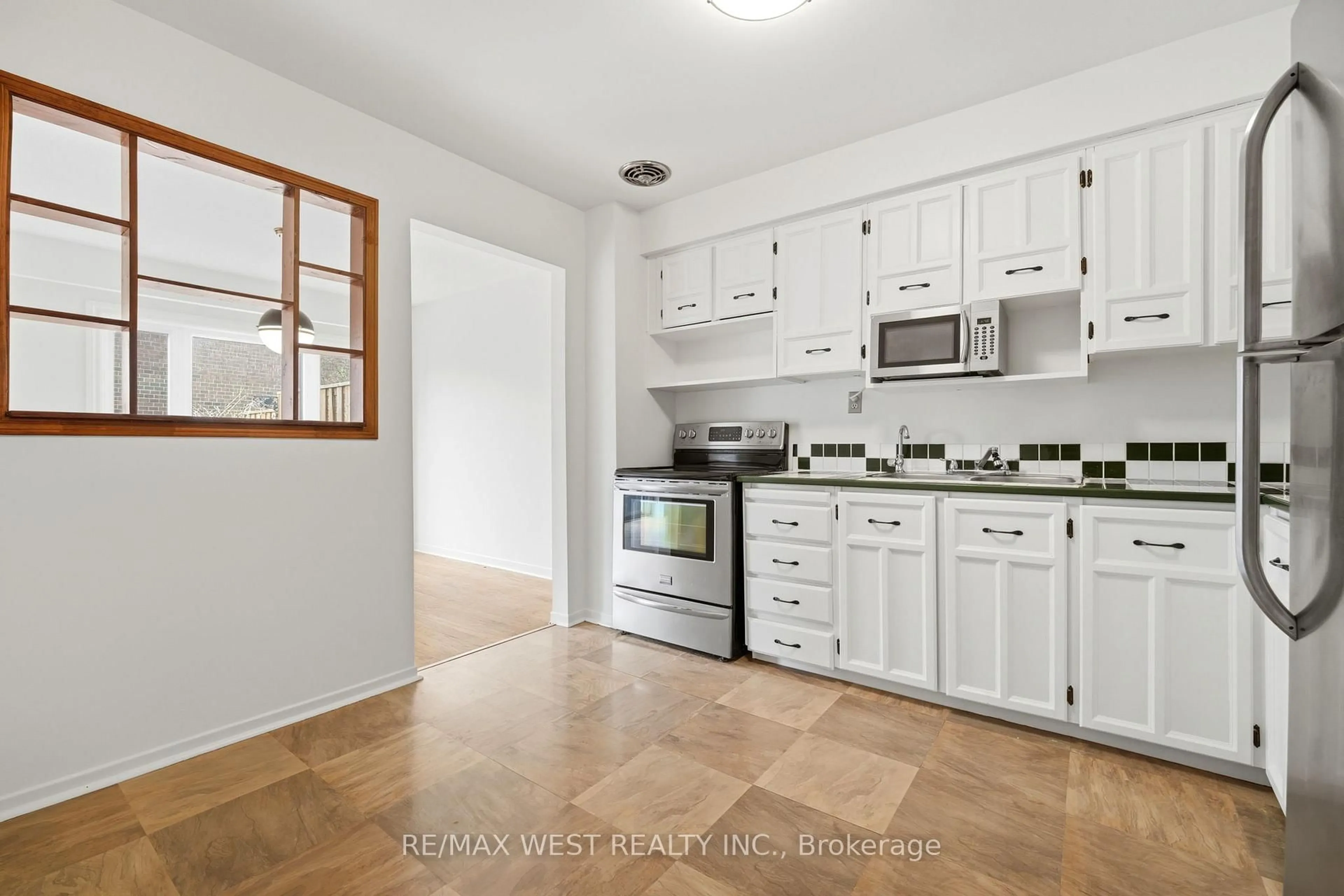 Standard kitchen, unknown for 318 Laurier Ave #43, Milton Ontario L9T 3M9