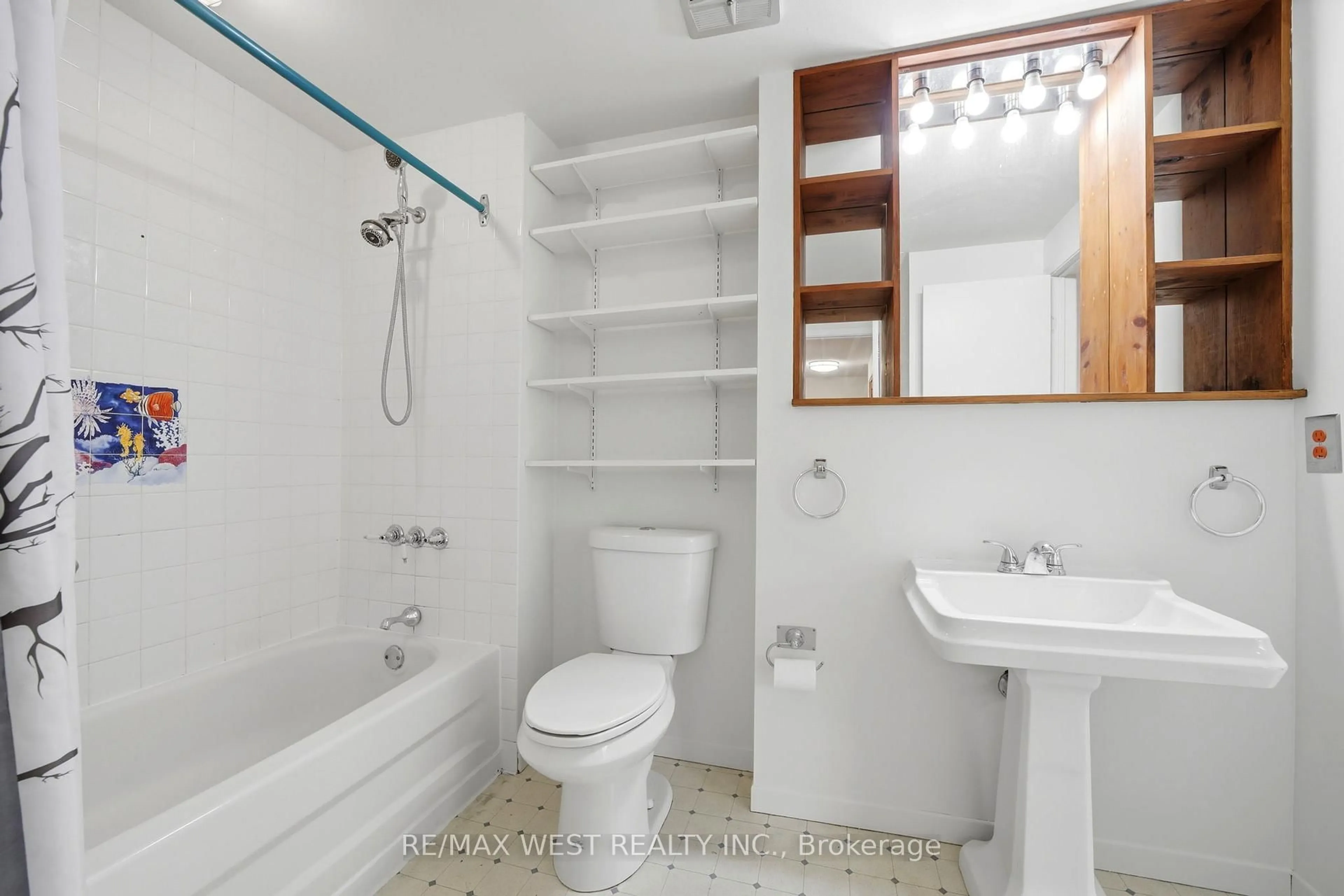 Standard bathroom, unknown for 318 Laurier Ave #43, Milton Ontario L9T 3M9