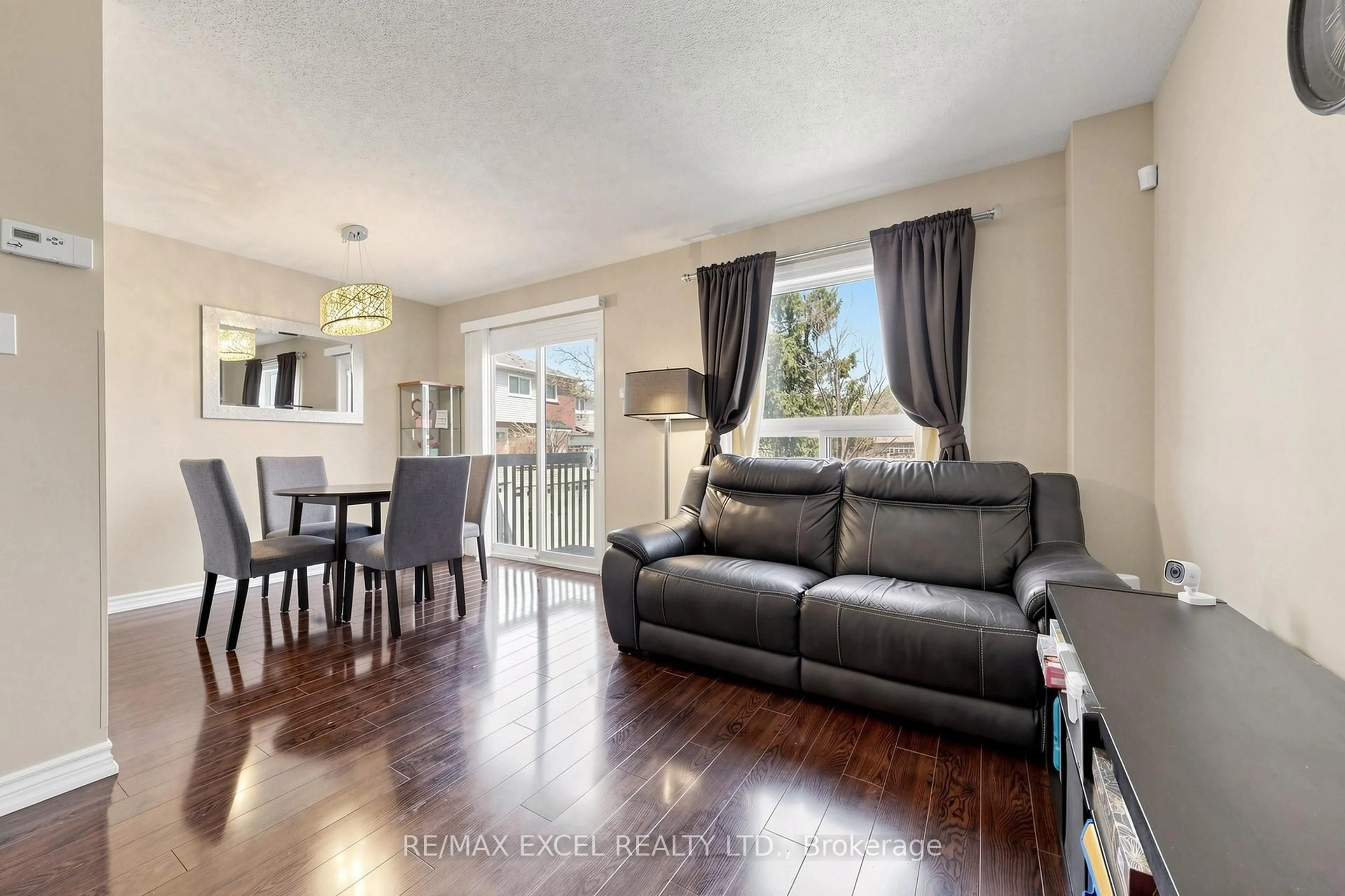 Living room with furniture, wood/laminate floor for 3653 Indigo Cres, Mississauga Ontario L5N 7J1