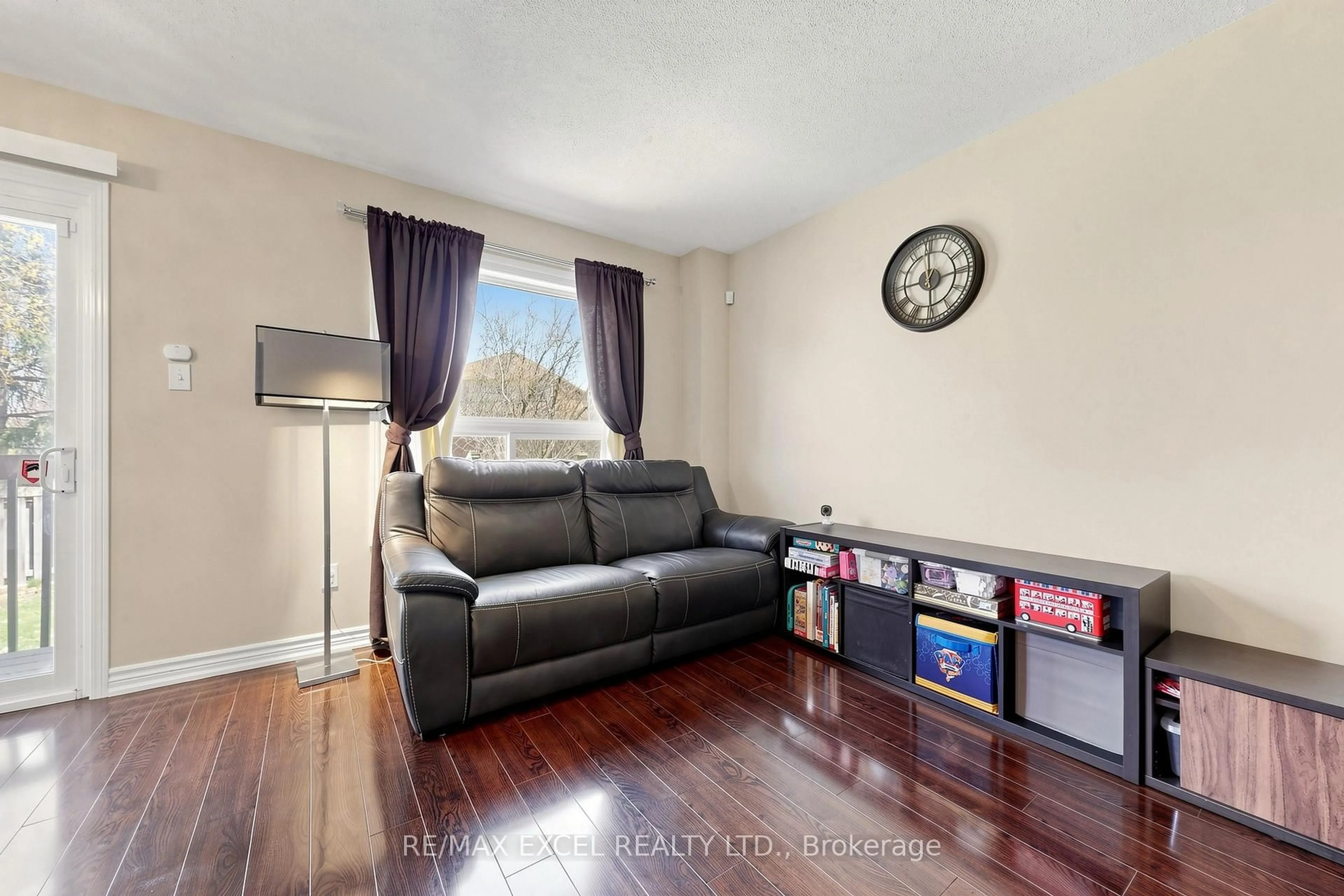 Living room with furniture, wood/laminate floor for 3653 Indigo Cres, Mississauga Ontario L5N 7J1