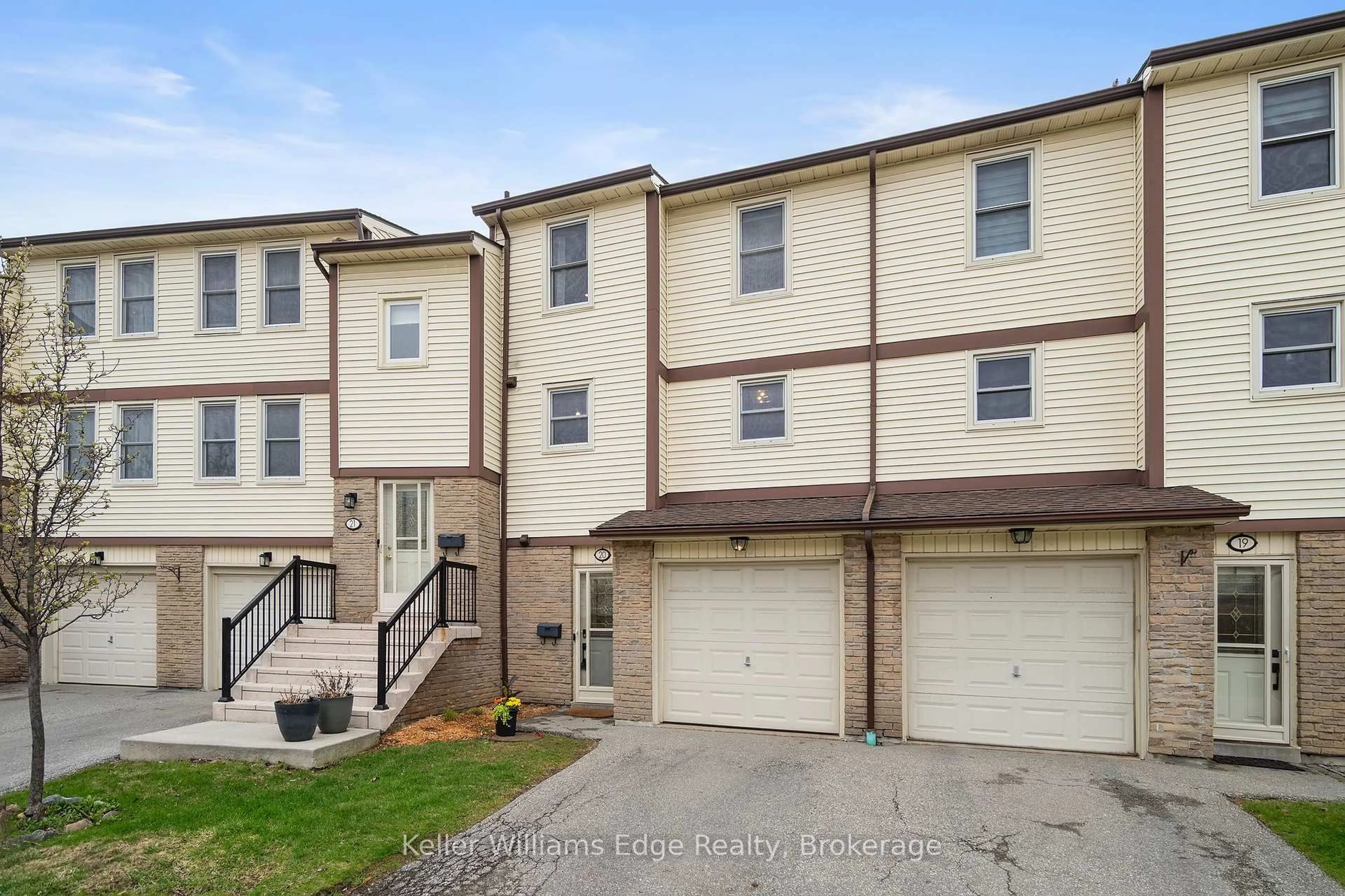 A pic from outside/outdoor area/front of a property/back of a property/a pic from drone, street for 7340 Copenhagen Rd #20, Mississauga Ontario L5N 2S5