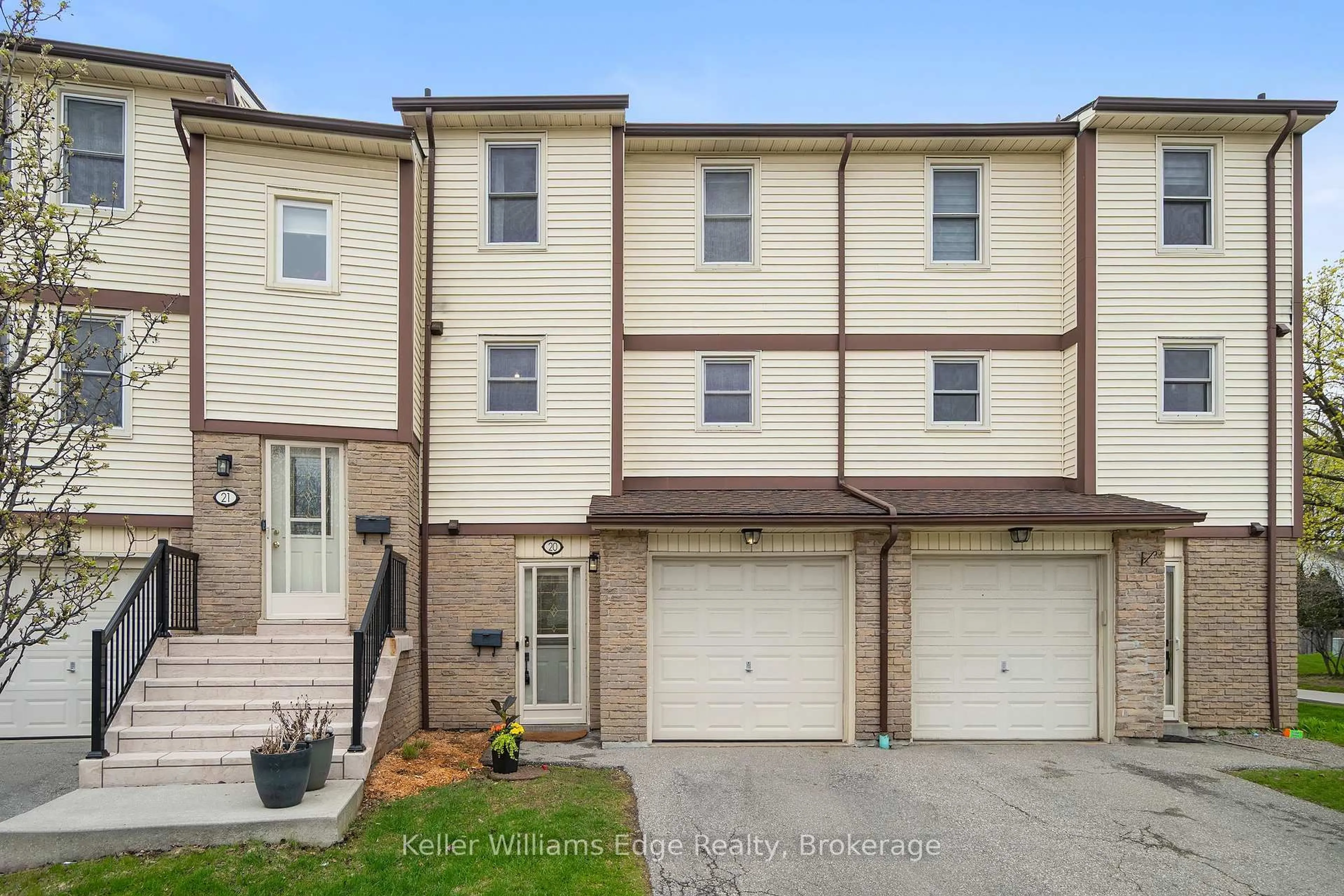 Home with vinyl exterior material, street for 7340 Copenhagen Rd #20, Mississauga Ontario L5N 2S5