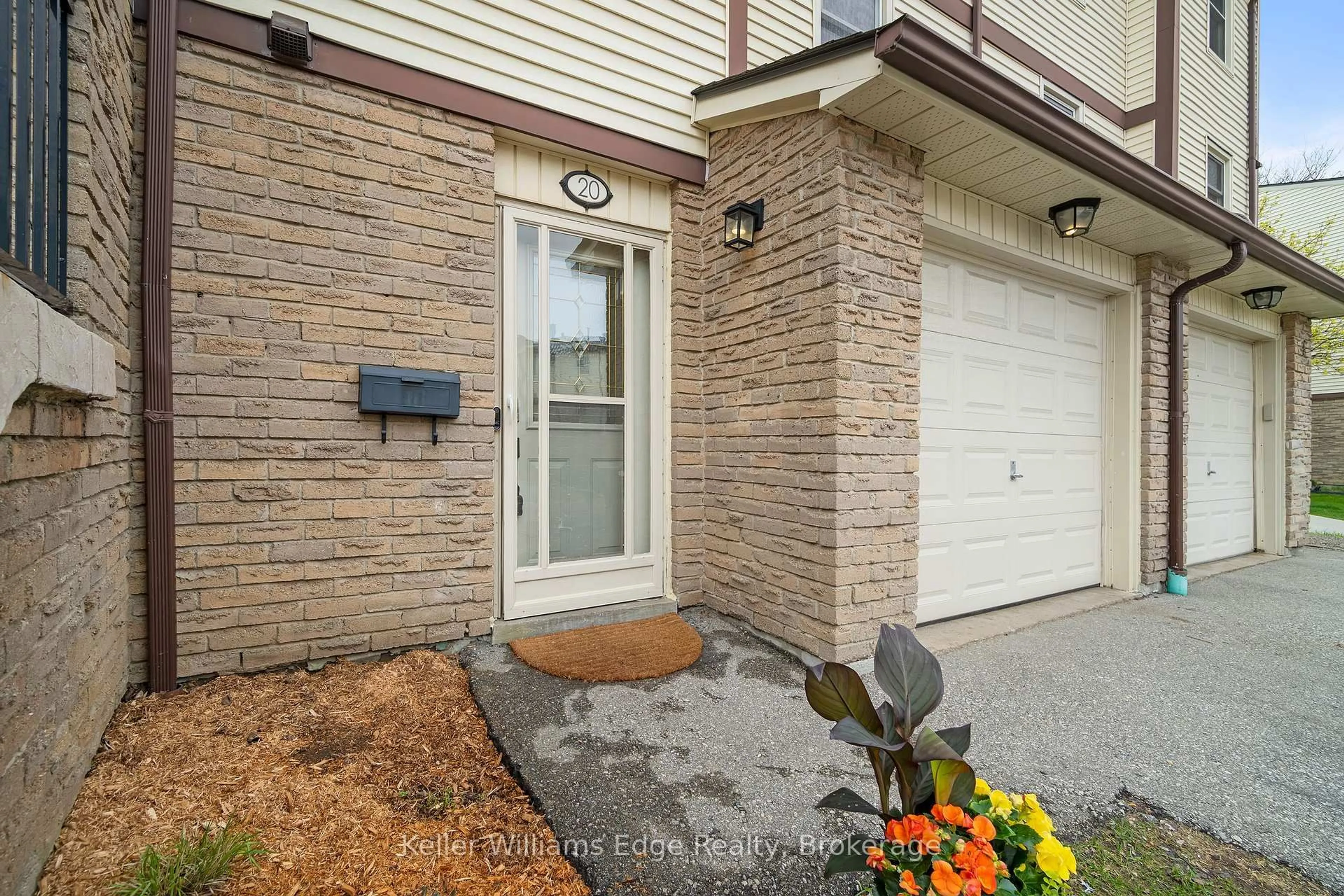 Home with brick exterior material, street for 7340 Copenhagen Rd #20, Mississauga Ontario L5N 2S5