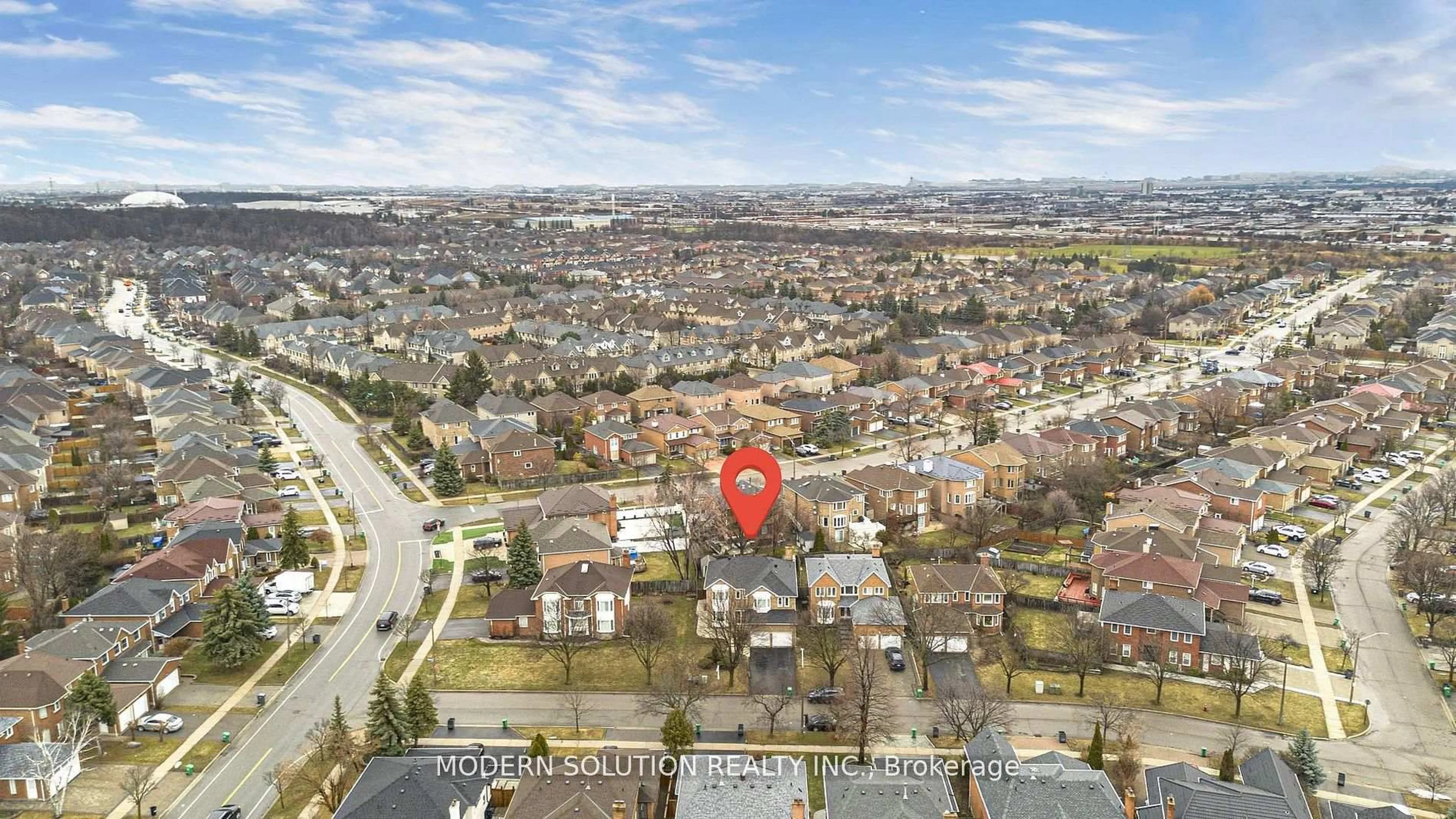 A pic from outside/outdoor area/front of a property/back of a property/a pic from drone, street for 438 Ojibway Tr, Mississauga Ontario L4Z 3B5