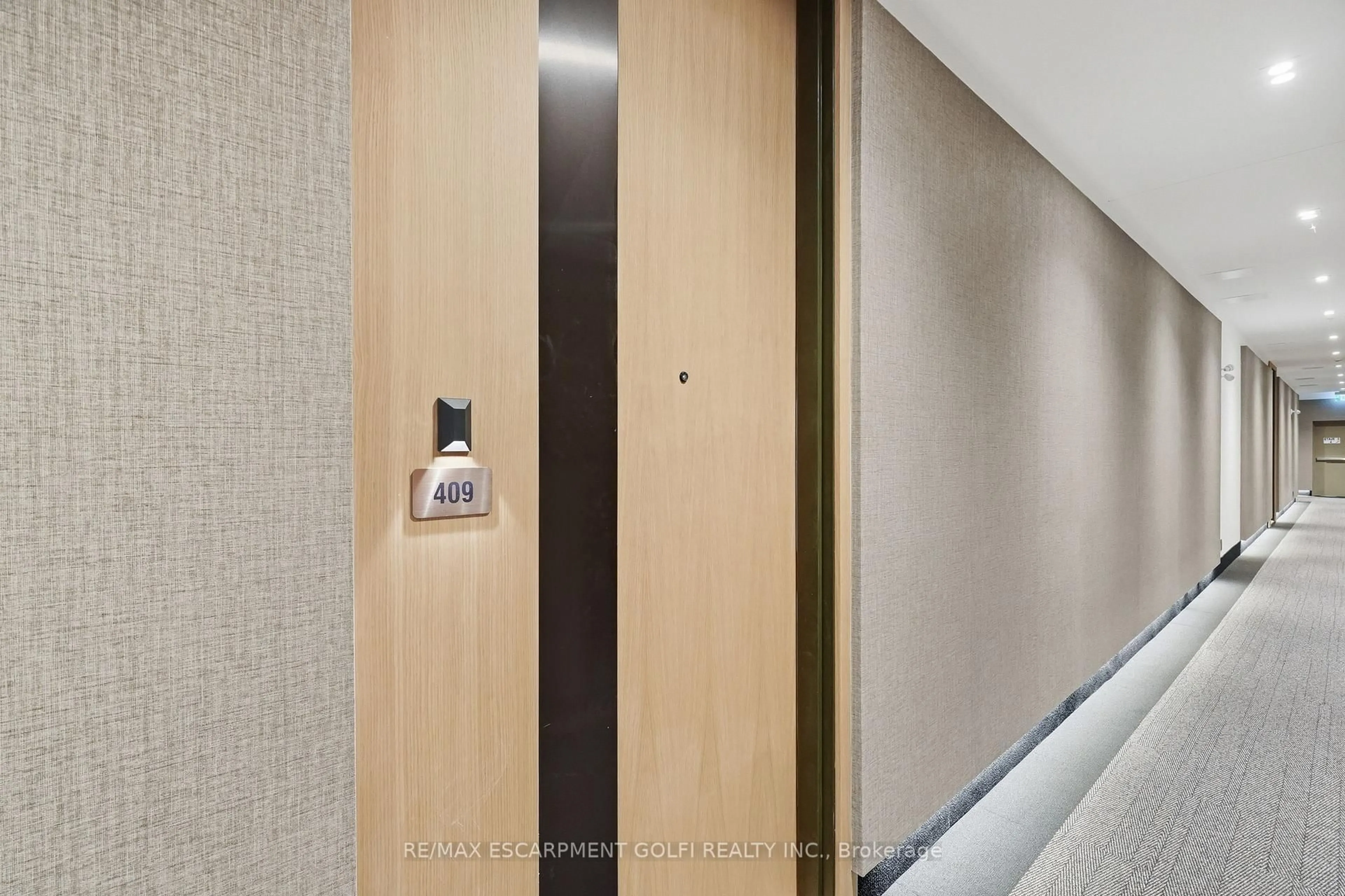 Indoor foyer for 123 MAURICE Dr #409, Oakville Ontario L6K 2W6