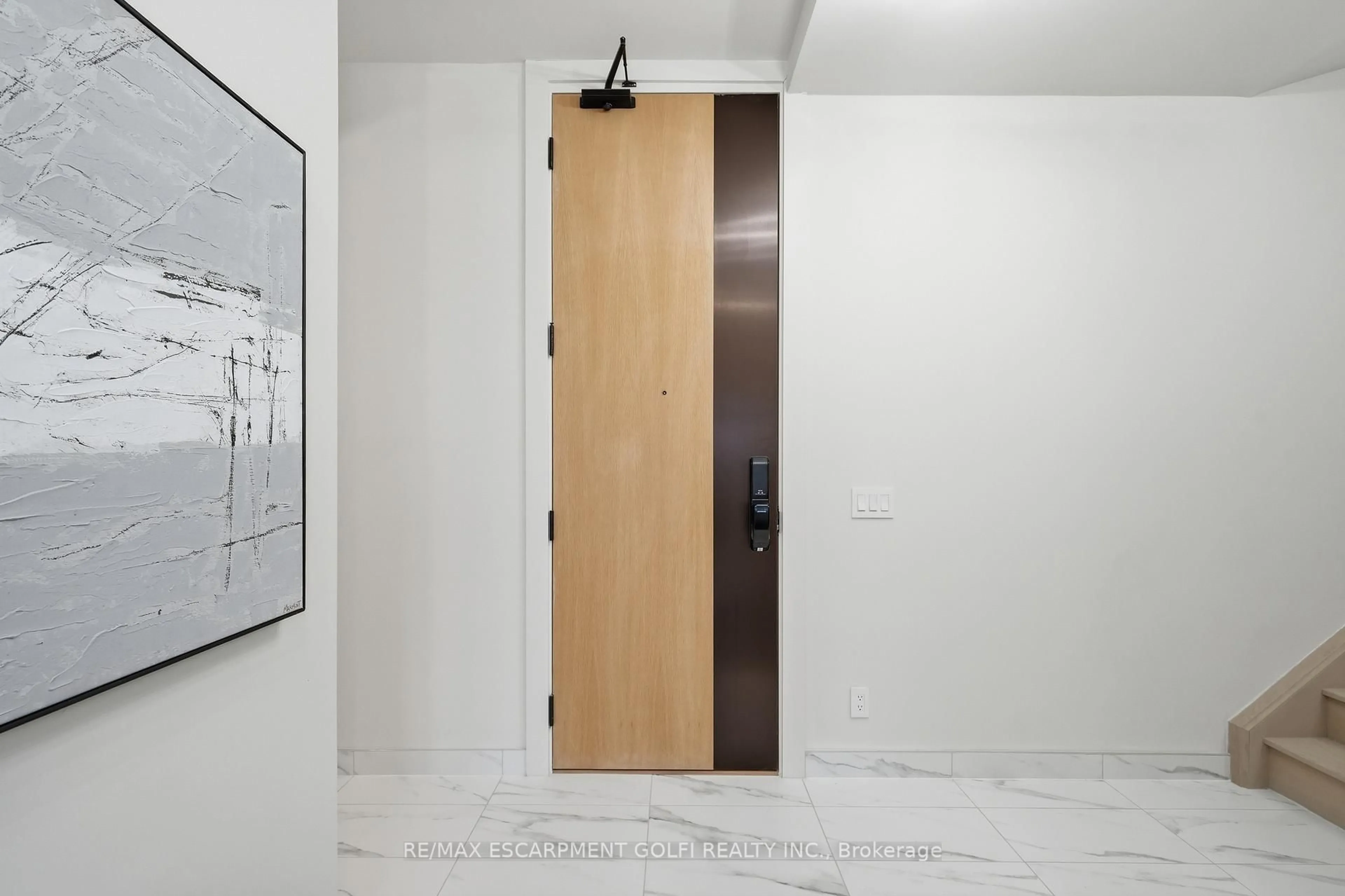 Indoor entryway for 123 MAURICE Dr #409, Oakville Ontario L6K 2W6