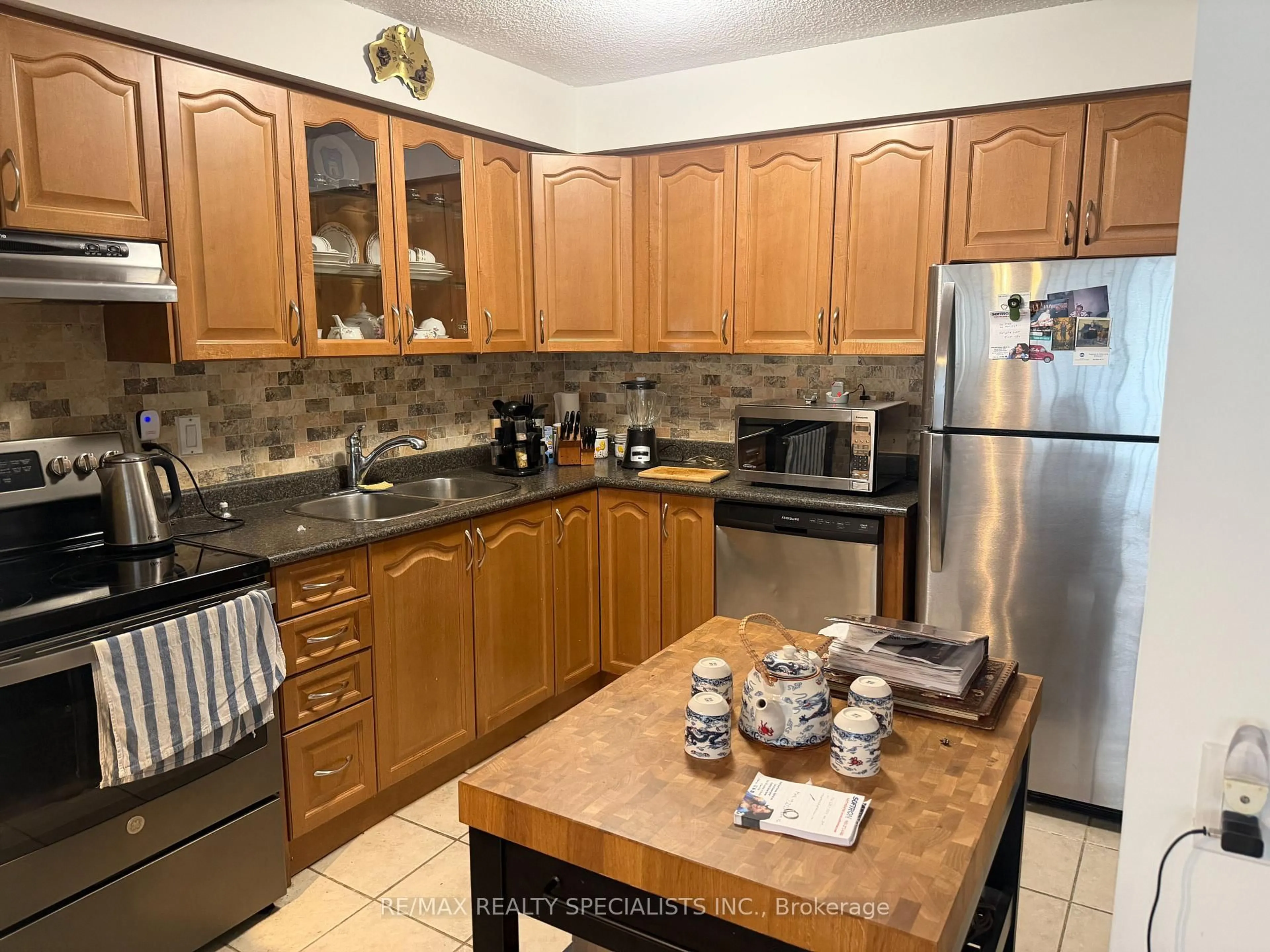 Standard kitchen, ceramic/tile floor for 2301 Derry Rd #105, Mississauga Ontario L5N 2R4