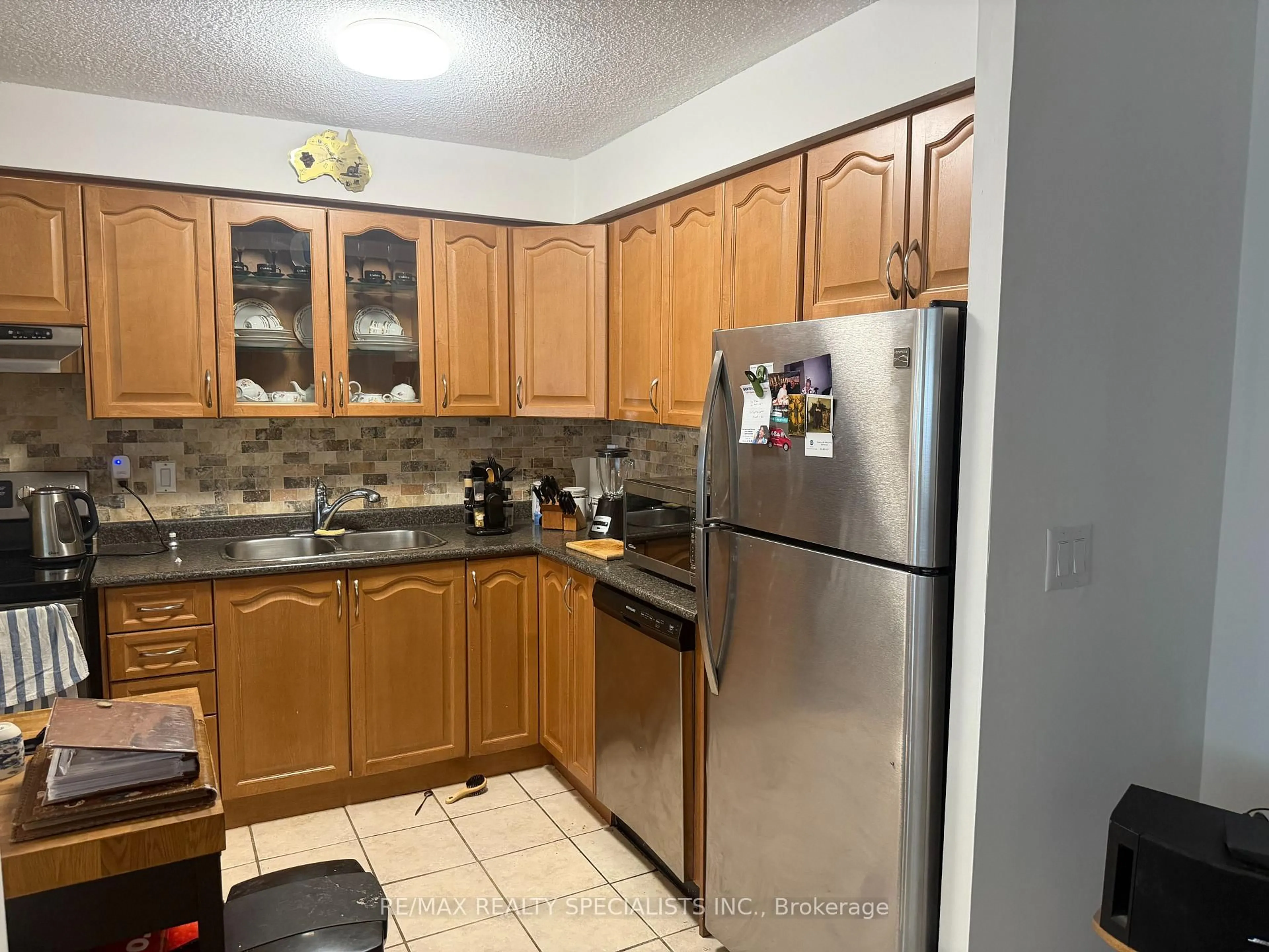 Standard kitchen, unknown for 2301 Derry Rd #105, Mississauga Ontario L5N 2R4