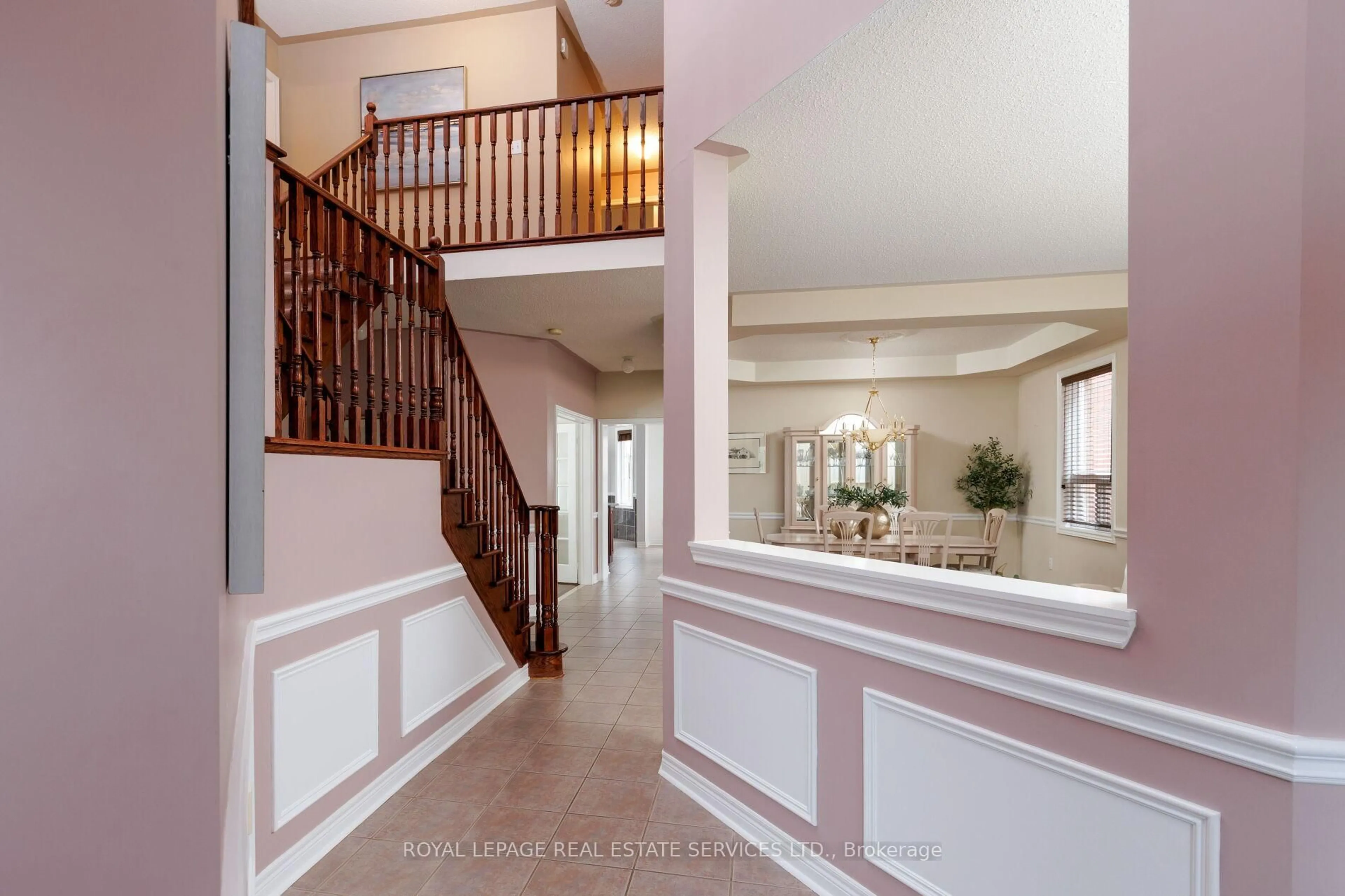 Indoor foyer for 2252 Foxfield Rd, Oakville Ontario L6M 4C5