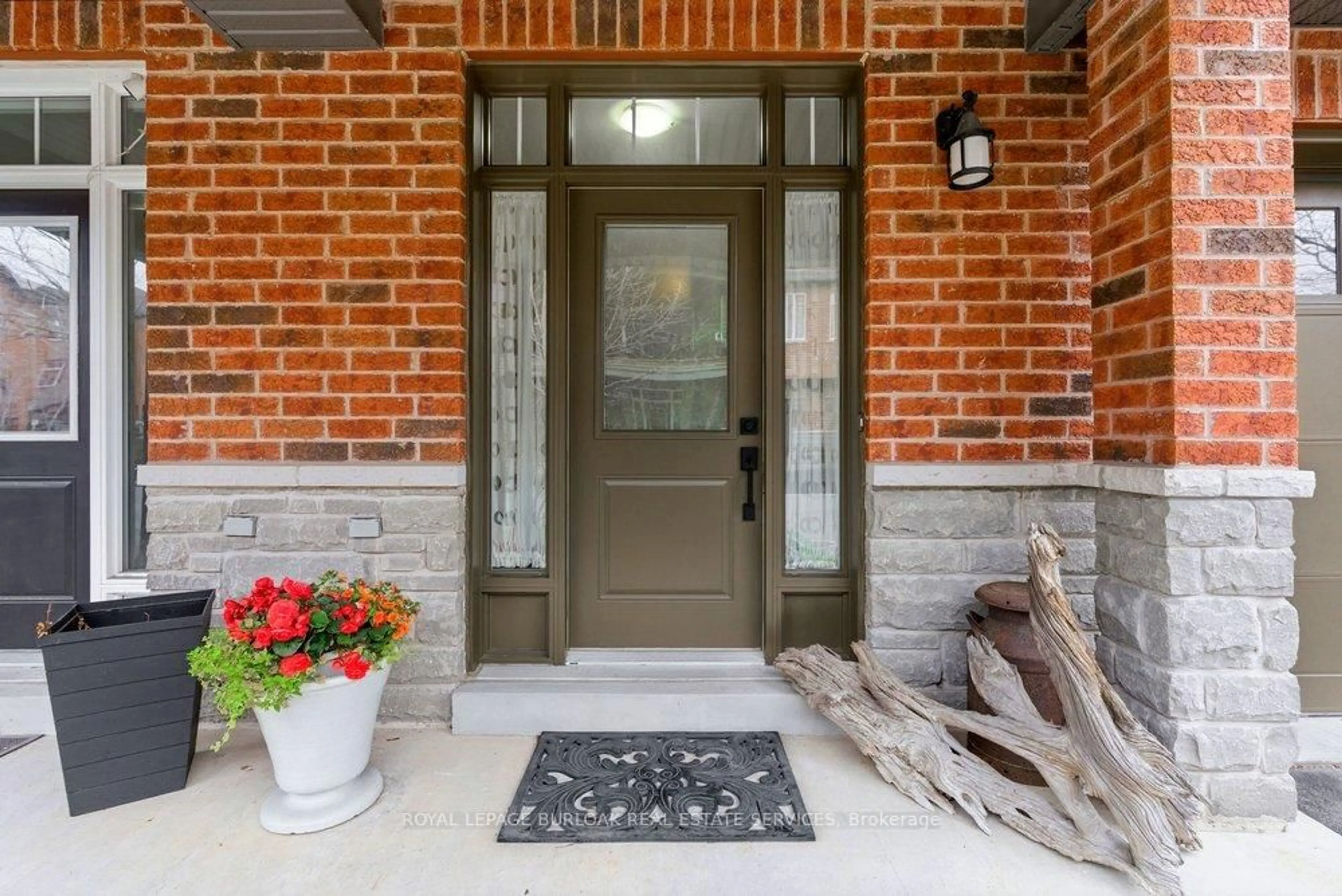 Indoor entryway for 2362 Peppiatt Common, Burlington Ontario L7R 0C8