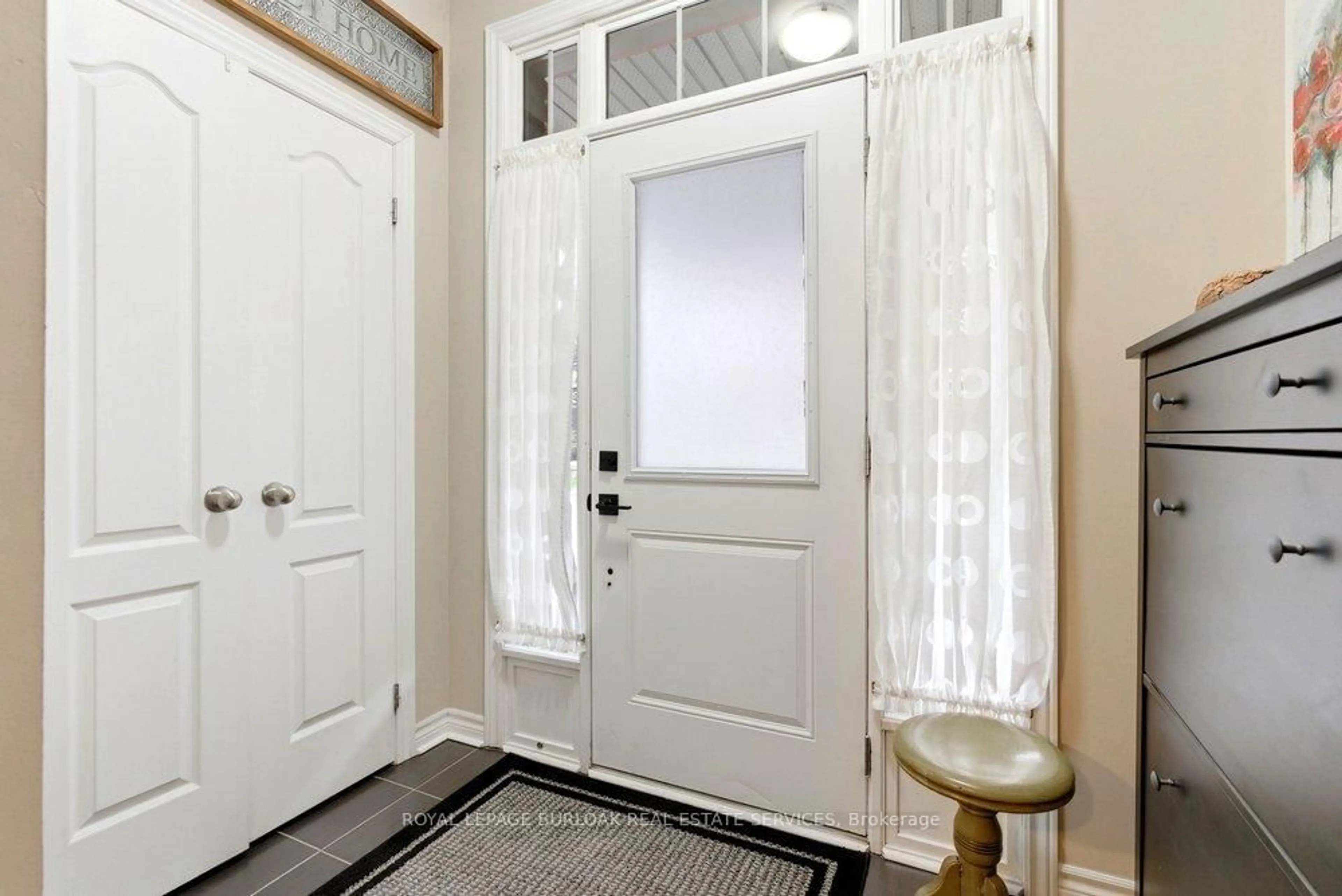 Indoor entryway for 2362 Peppiatt Common, Burlington Ontario L7R 0C8