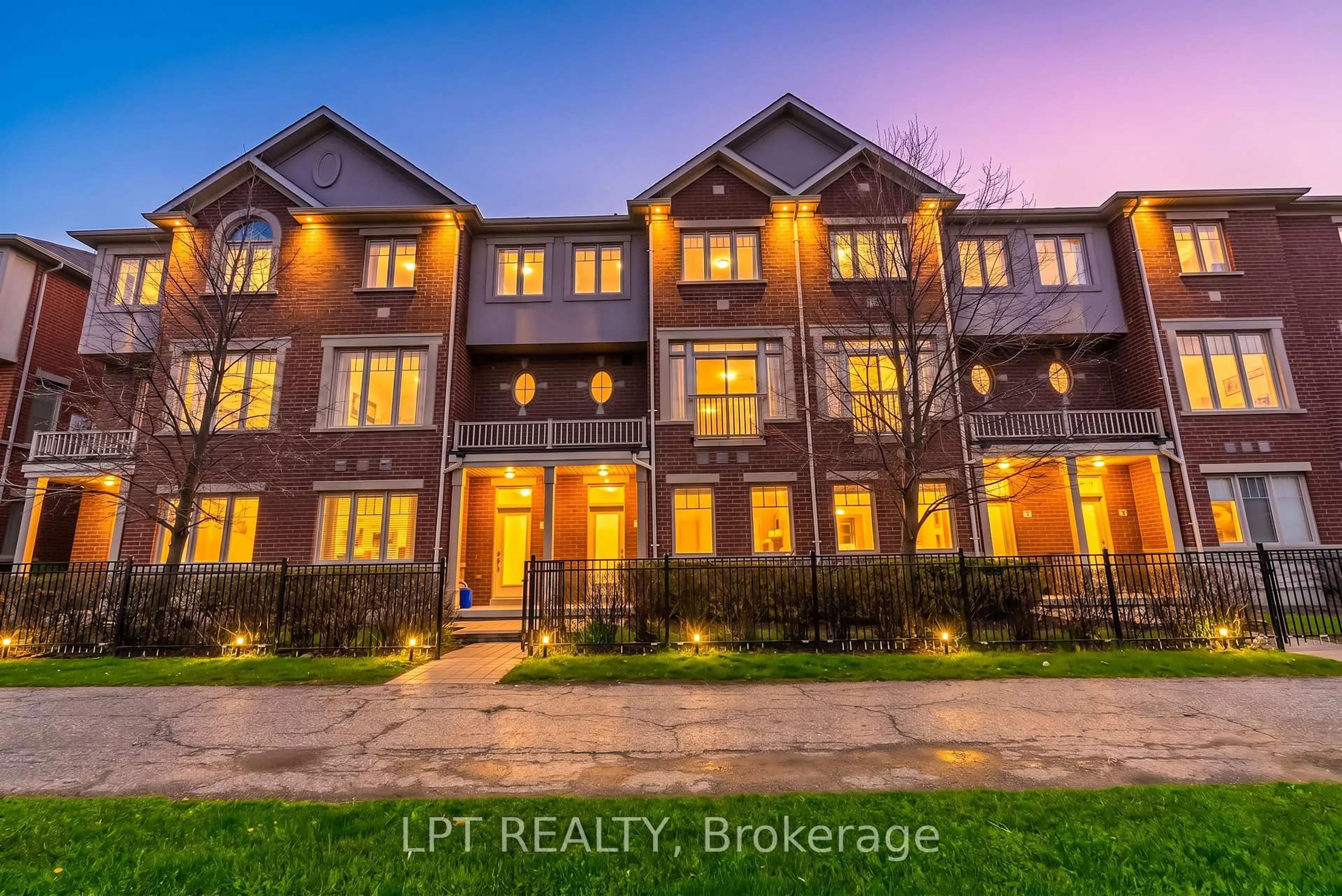 A pic from outside/outdoor area/front of a property/back of a property/a pic from drone, unknown for 3215 Thomas St #4, Mississauga Ontario L5M 0M2