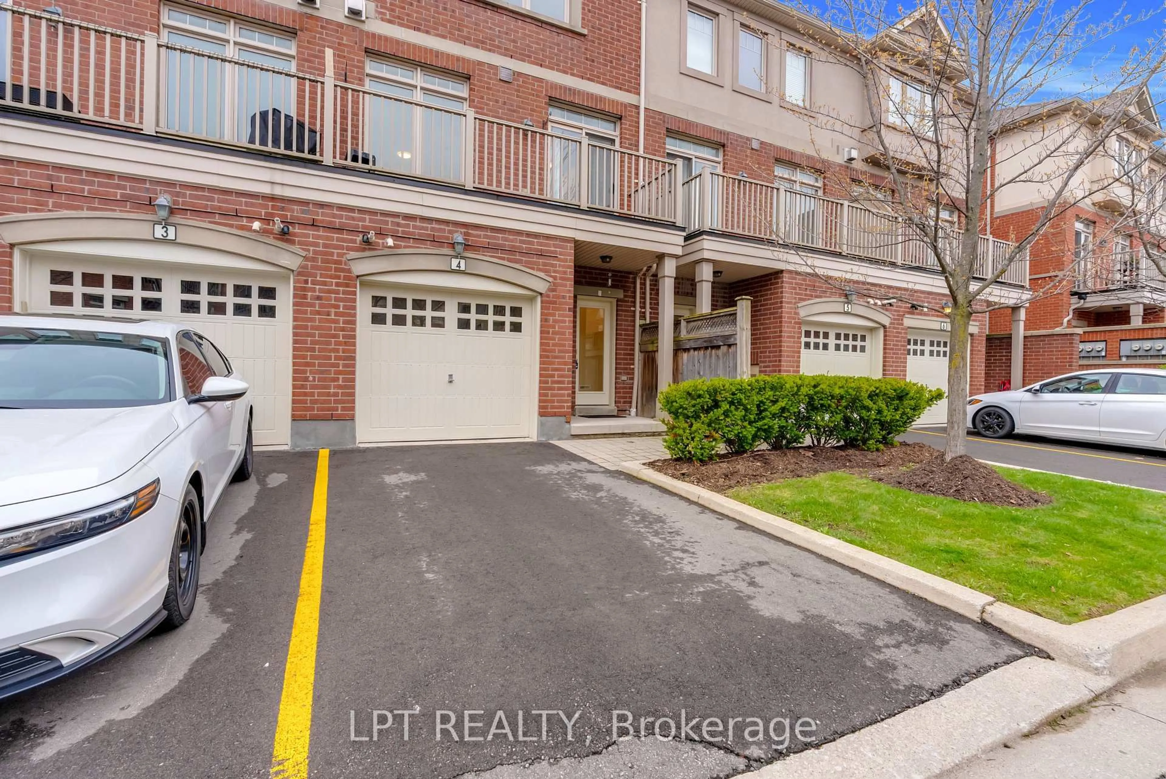 A pic from outside/outdoor area/front of a property/back of a property/a pic from drone, street for 3215 Thomas St #4, Mississauga Ontario L5M 0M2