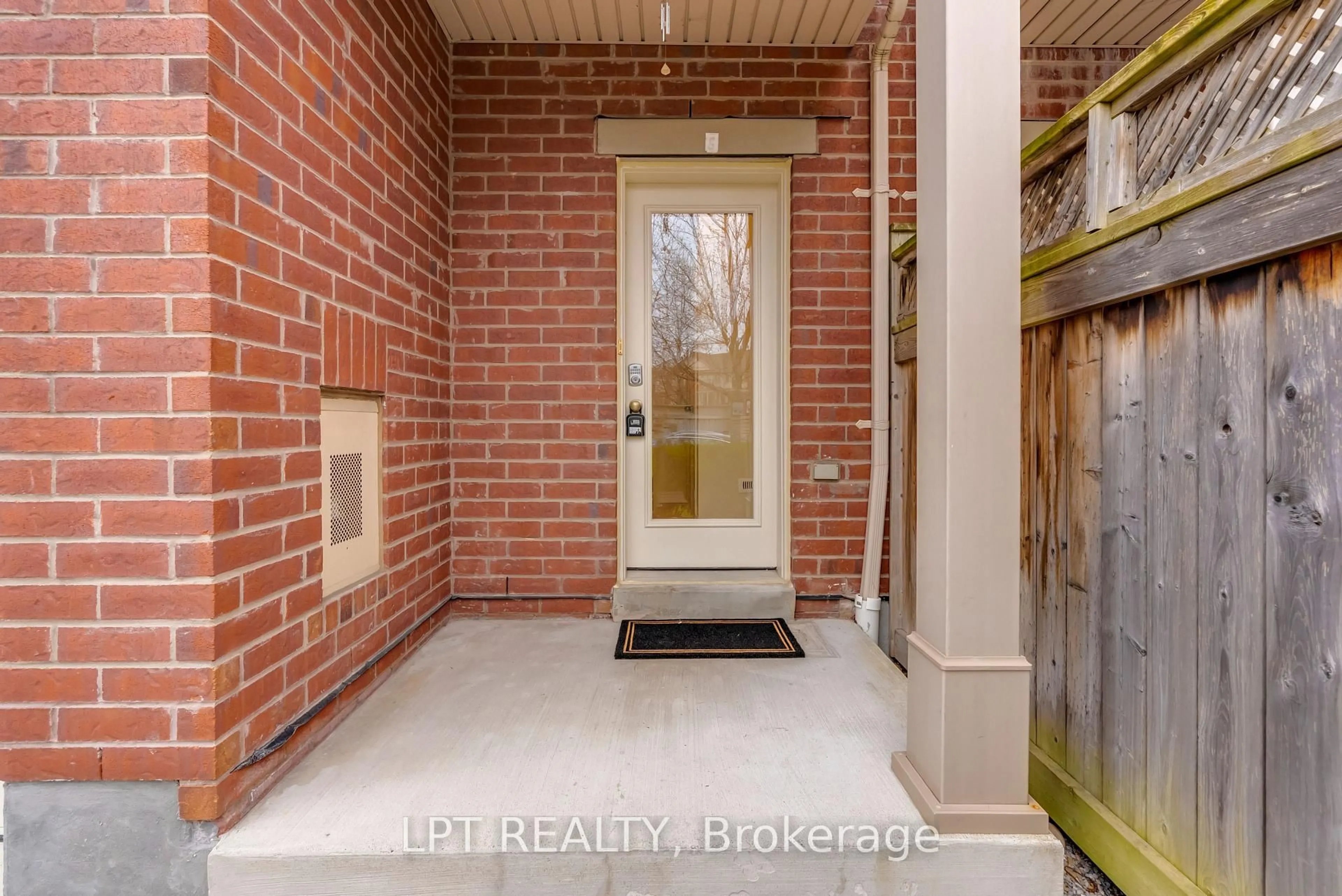 Indoor entryway for 3215 Thomas St #4, Mississauga Ontario L5M 0M2