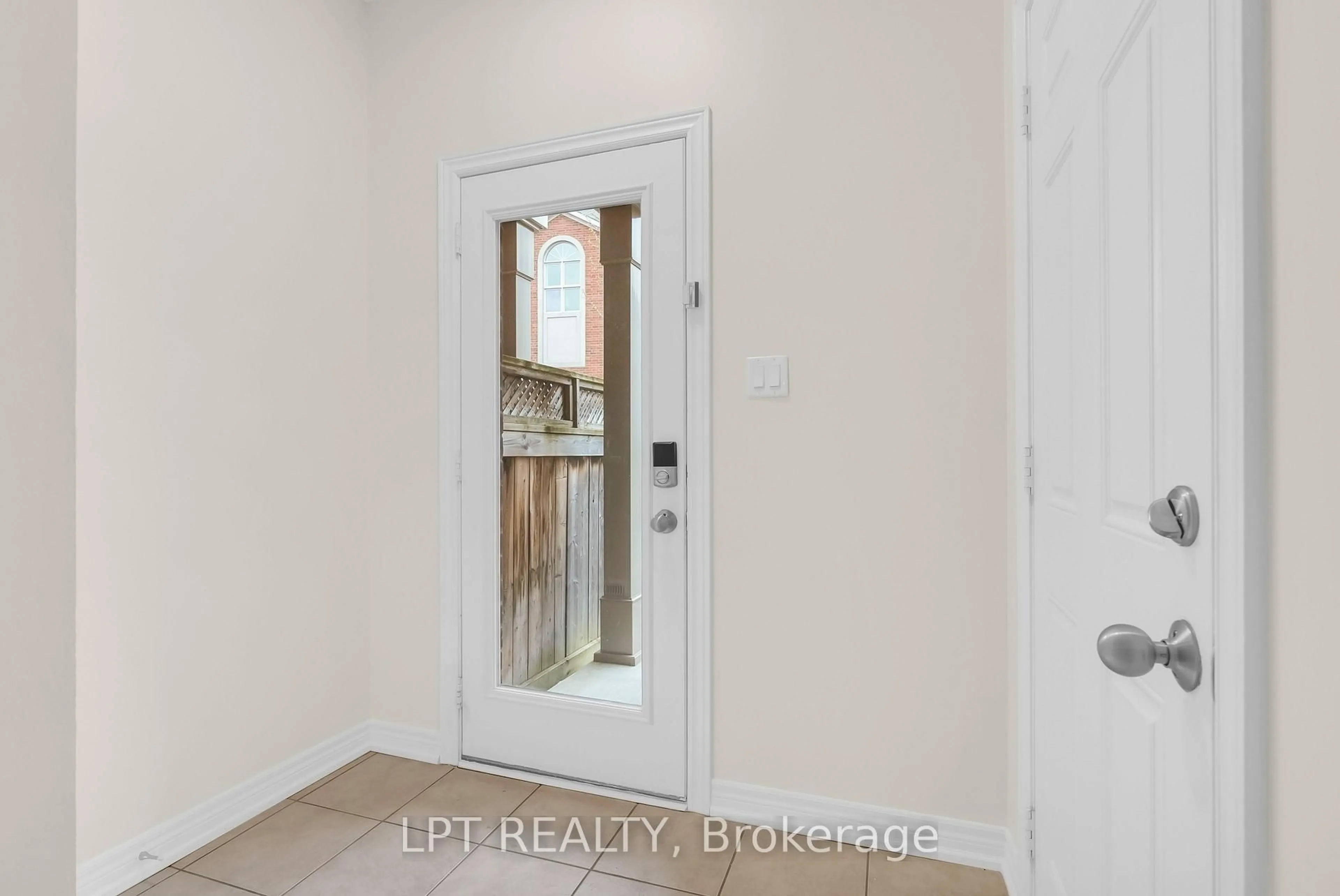 Indoor entryway for 3215 Thomas St #4, Mississauga Ontario L5M 0M2